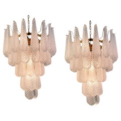 Paire de lustres italiens modernes de Murano, 52 pétales de verre pendants, 1970