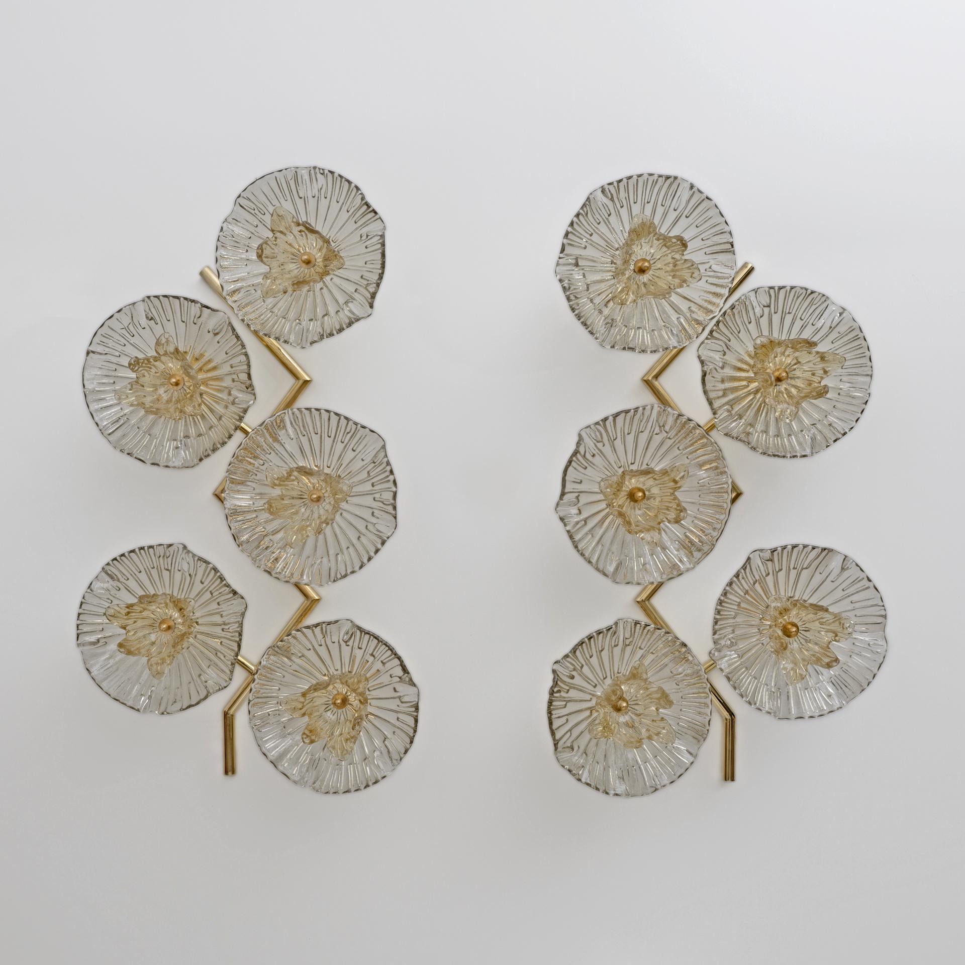 Ein Paar Wandlampen, vollständig handgefertigt in Murano, Italien, die die Natur und die Energie des Feng Shui in Ihre Innenräume bringen. Dieses Paar moderner und organischer Wandleuchten besteht aus einer handgefertigten Messinghalterung in Form