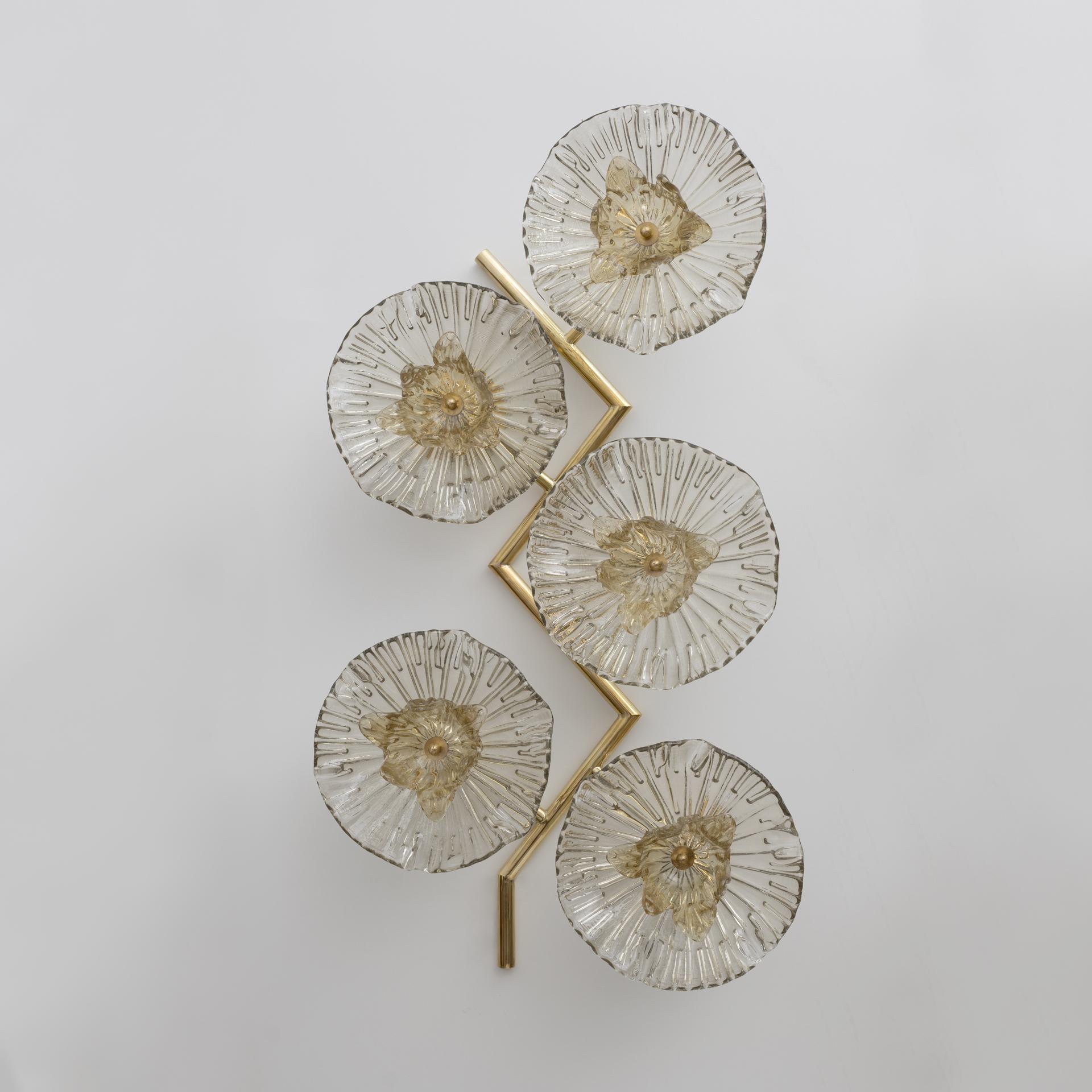 Pair of Modern Italian Murano Glass and Brass Flowers Wall Lamps In Excellent Condition For Sale In Puglia, Puglia