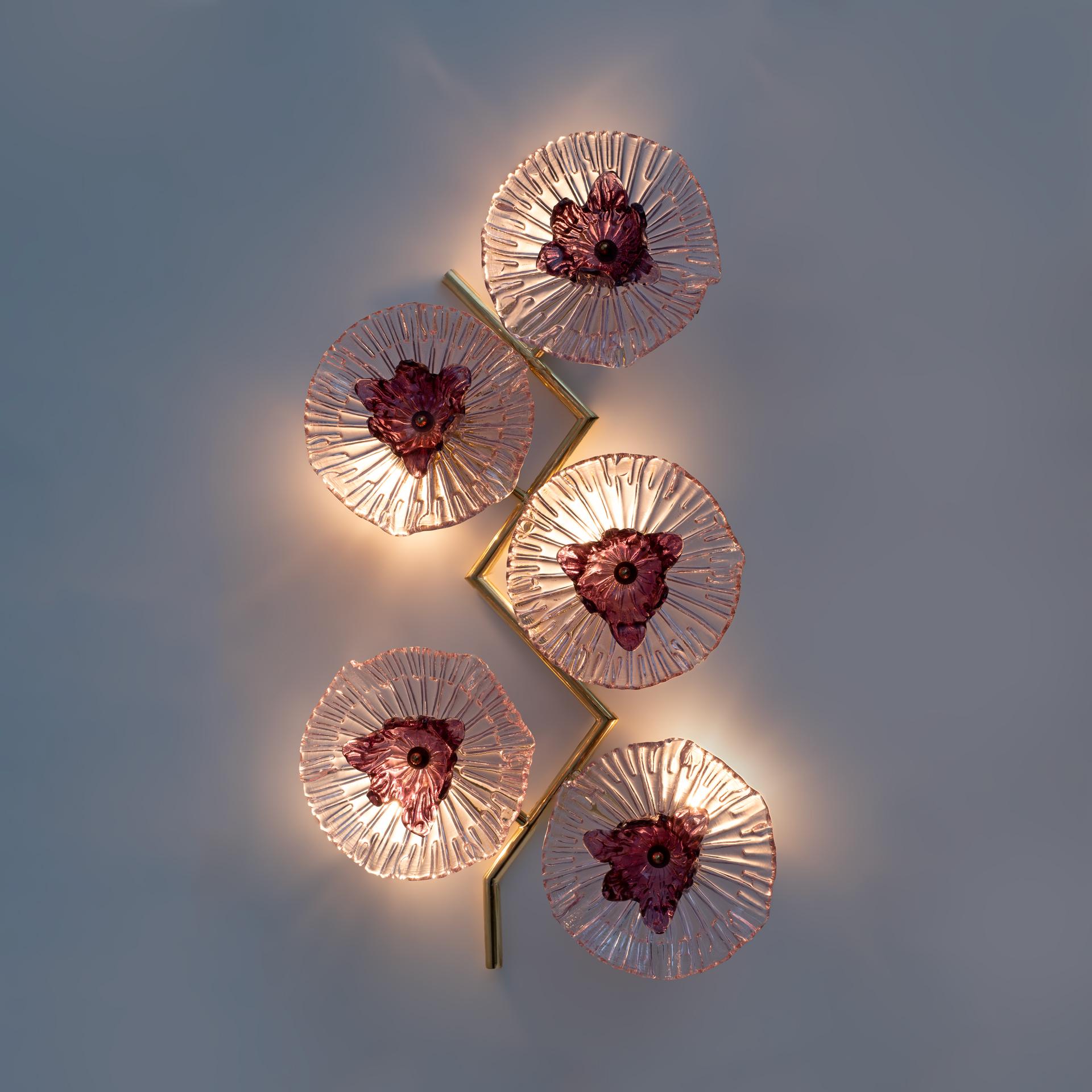 Paar moderne italienische Murano Glas und Messing Blumen Wandlampen im Angebot 1