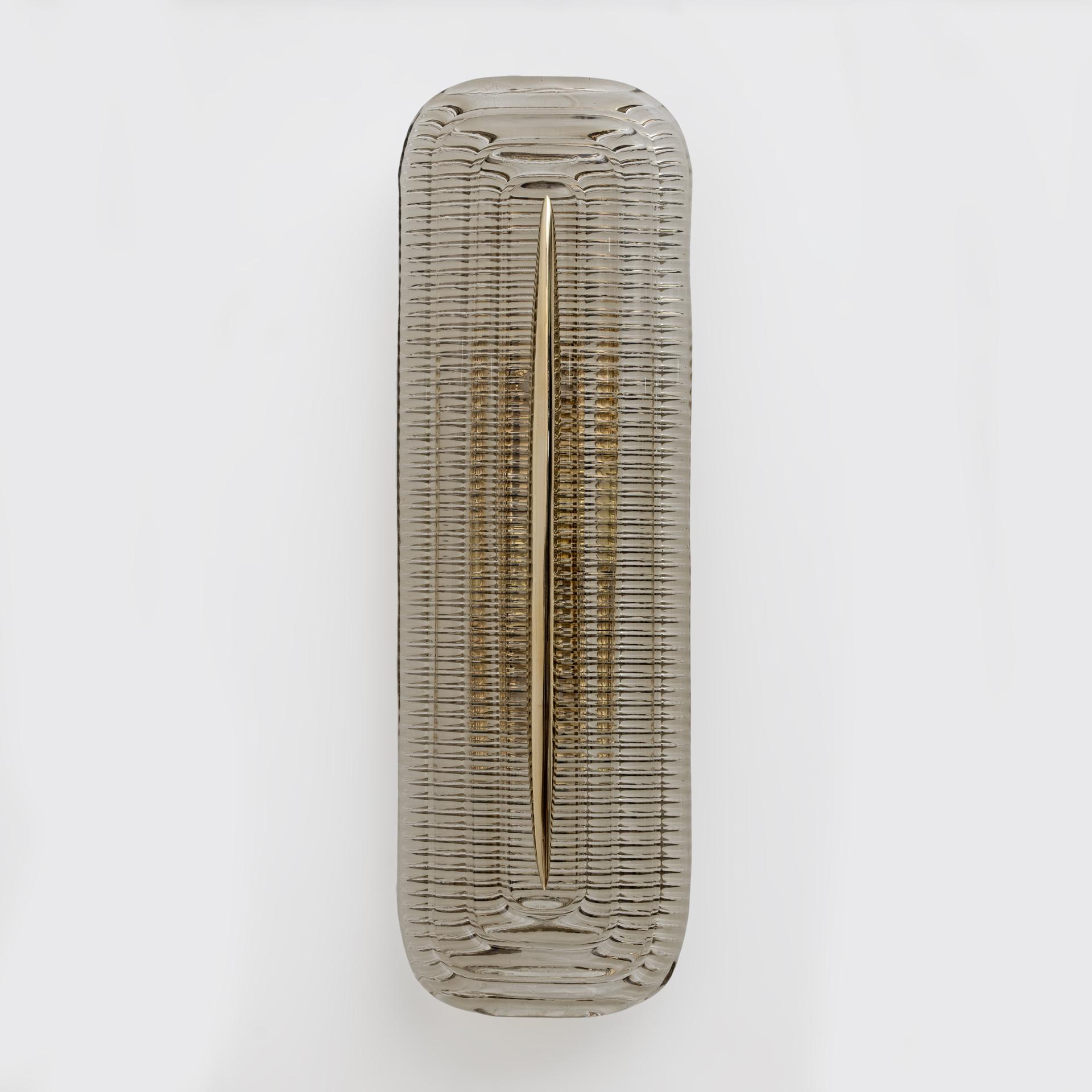 Beautiful lamps in Murano glass and brass, structured glass, made even more beautiful by the polished brass base. The wall lamps are composed of a brass structure that is fixed to the wall with dowels and a large sheet of smoked Murano glass that