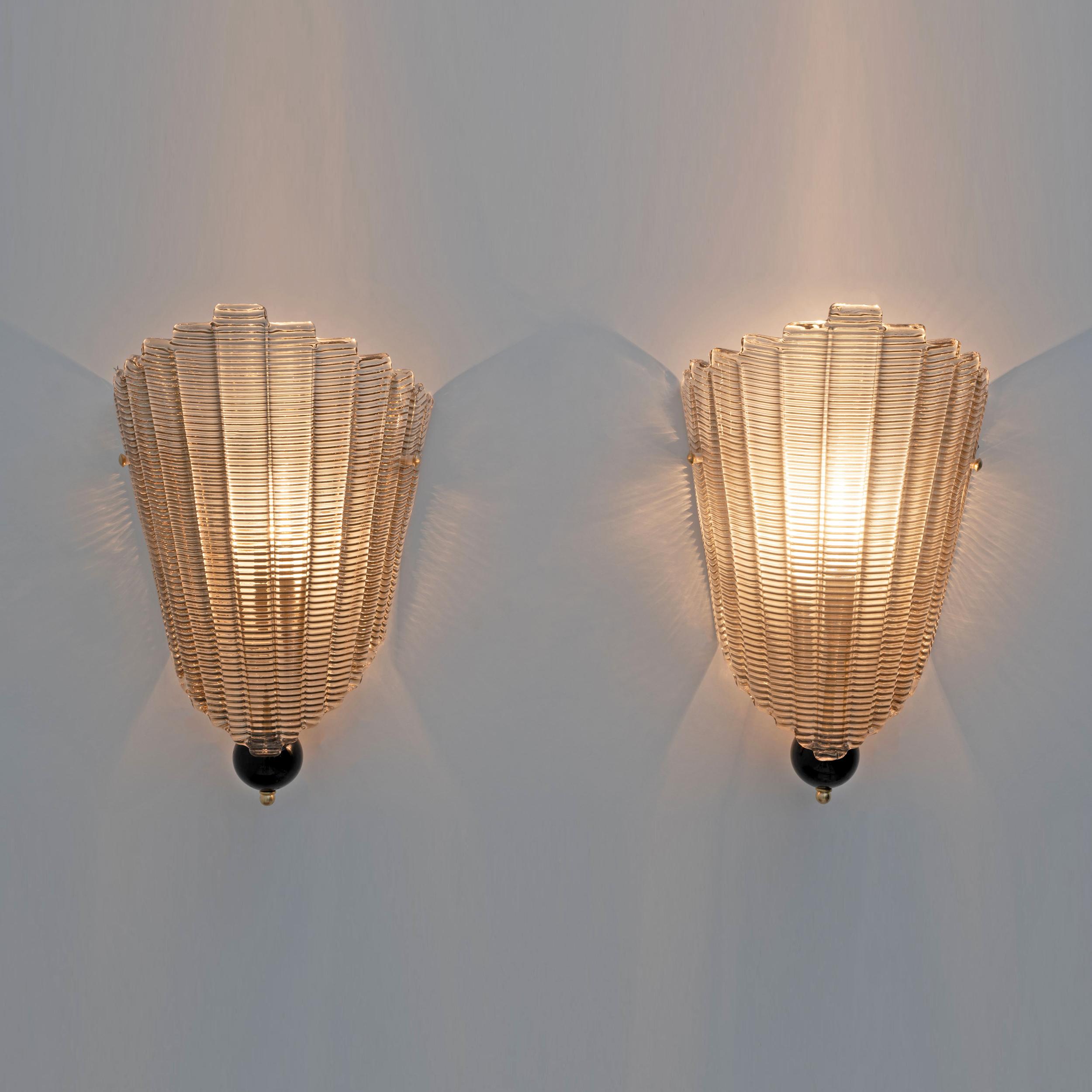 Mid-Century Modern Paire d'appliques murales modernes italiennes en verre de Murano texturé en vente