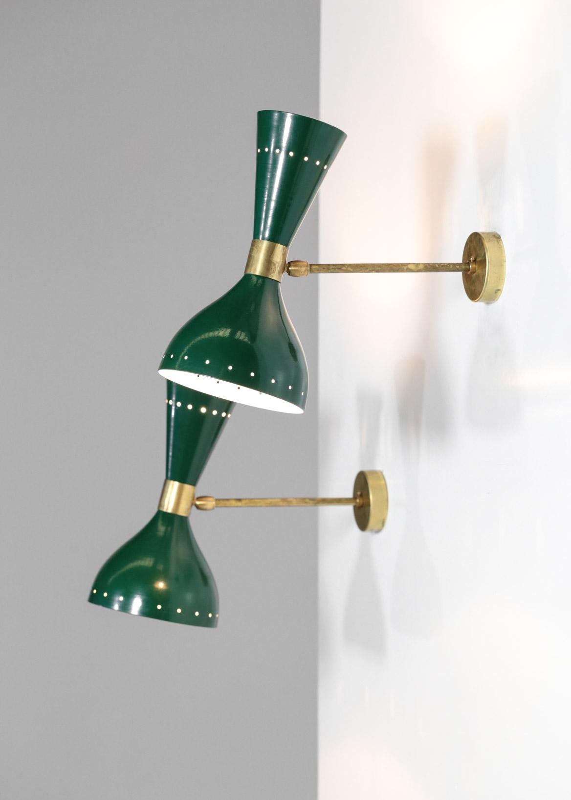 Aplique grande (lámpara de mesilla de noche) de estilo Stilnovo. La pantalla es ajustable y puede iluminar en distintas direcciones. Dos bombillas por foco E14 y E27. Los clientes pueden elegir el color y el acabado del latón (pulido o brillante).