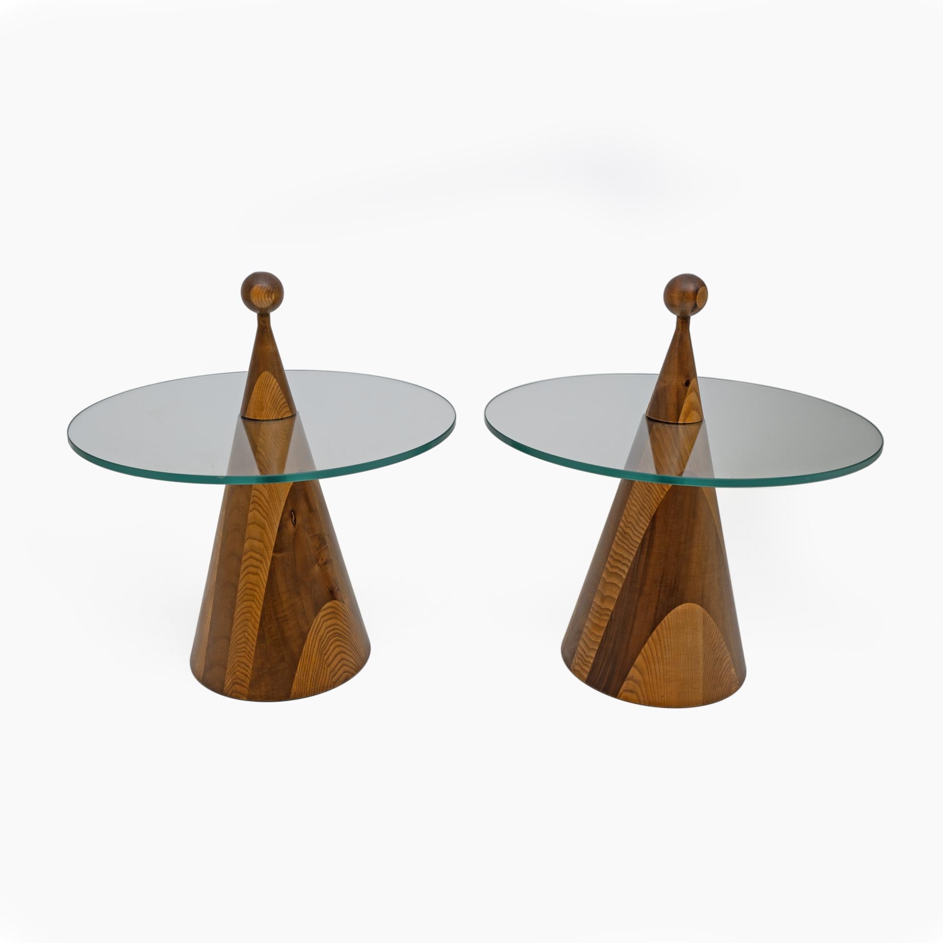 Schöne Ibisco Couchtische/Nachttische aus den 1970er Jahren, hergestellt aus Nussbaumholz und Glas. Diese Tische haben eine charakteristische Kegelform, mit einer runden Glasplatte von 50 cm Durchmesser, die von eleganten Beinen aus Walnussholz