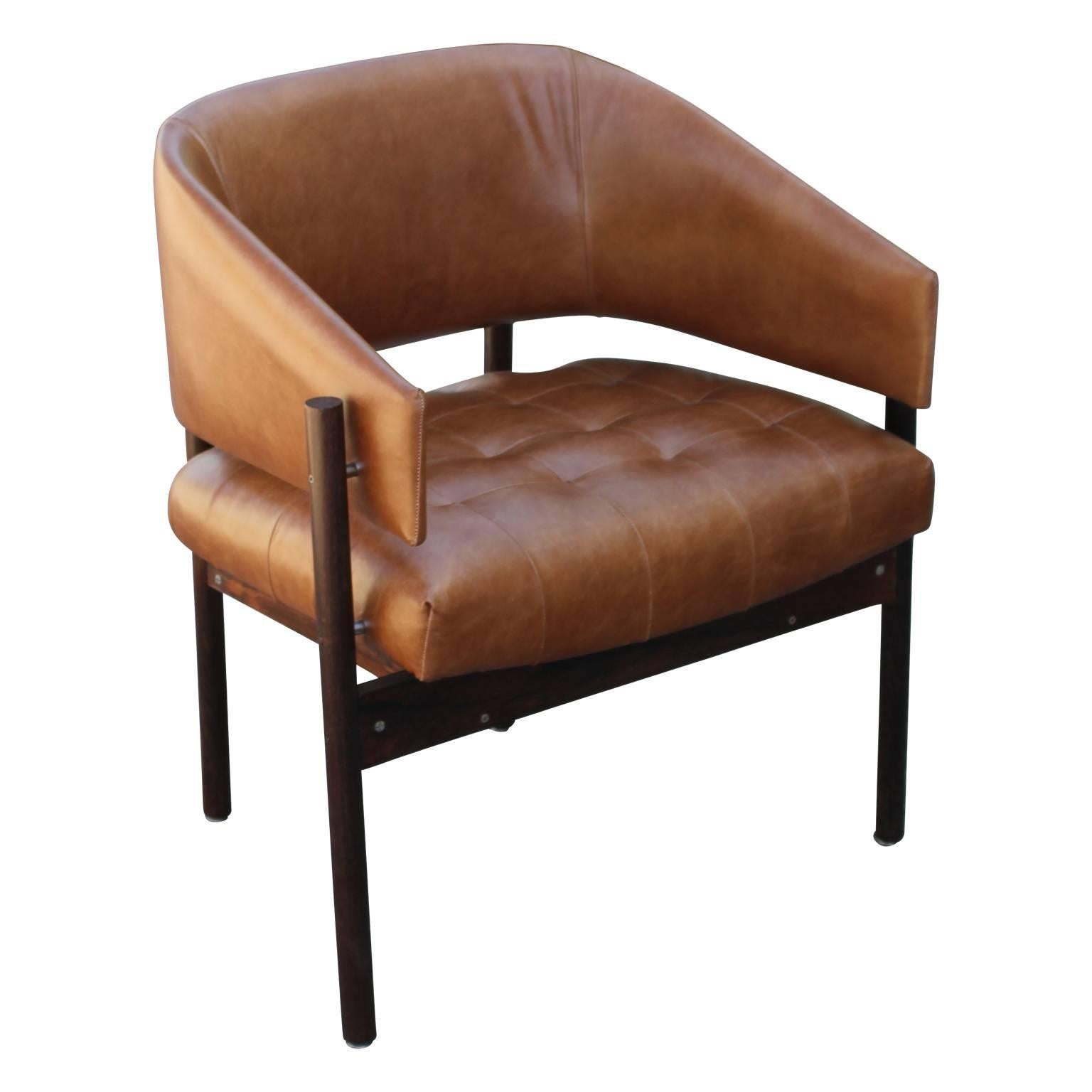 Pair of gorgeous modern light brown leather and rosewood 'Senior' lounge chairs by Jorge Zalszupin for L'Atelier.