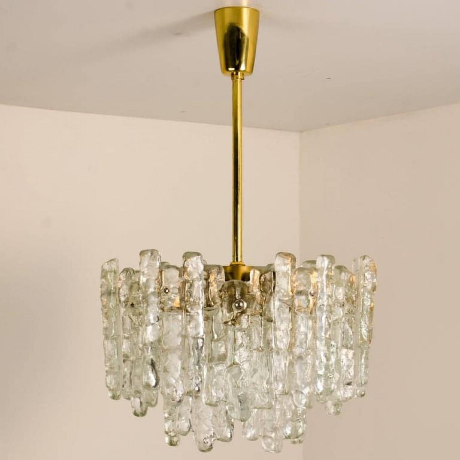 Pair of Modern Kalmar Brass Two-Tiered Ice Glass Pendant Chandeliers, 1970s im Angebot 2