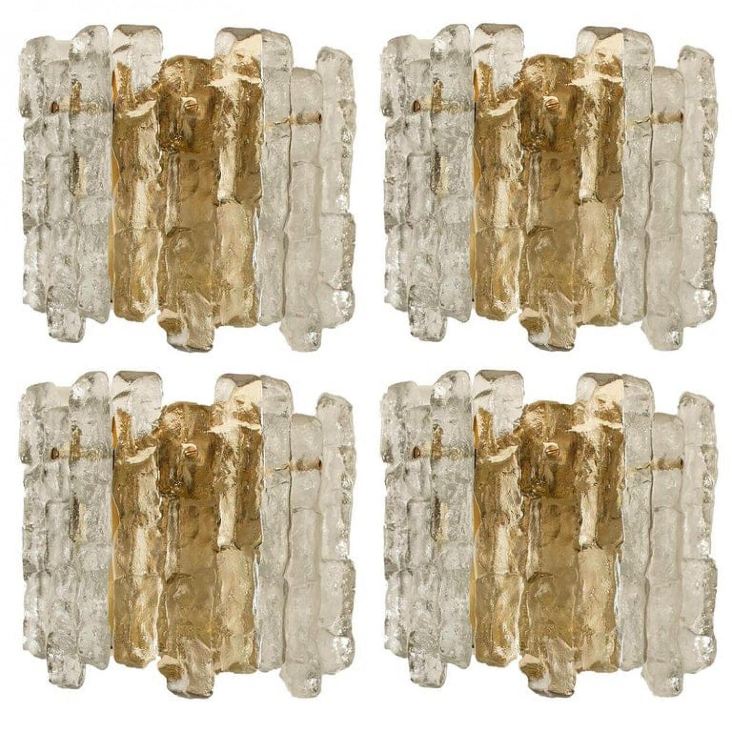 Zwei moderne Kalmar-Messing-Kronleuchter mit zweistöckigen Eisglas-Anhängern aus Messing, 1970er Jahre, Paar im Angebot 3