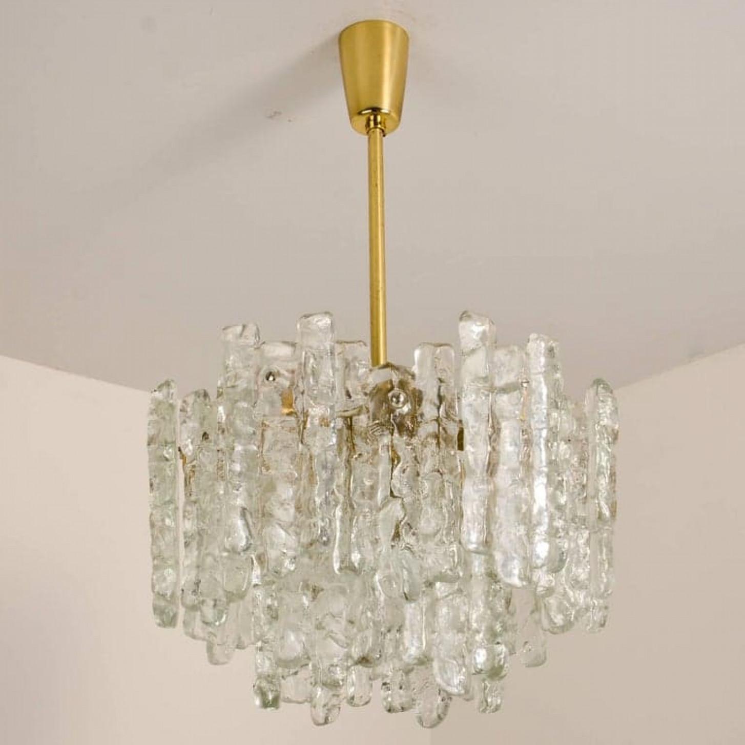 Pair of Modern Kalmar Brass Two-Tiered Ice Glass Pendant Chandeliers, 1970s (Moderne der Mitte des Jahrhunderts) im Angebot