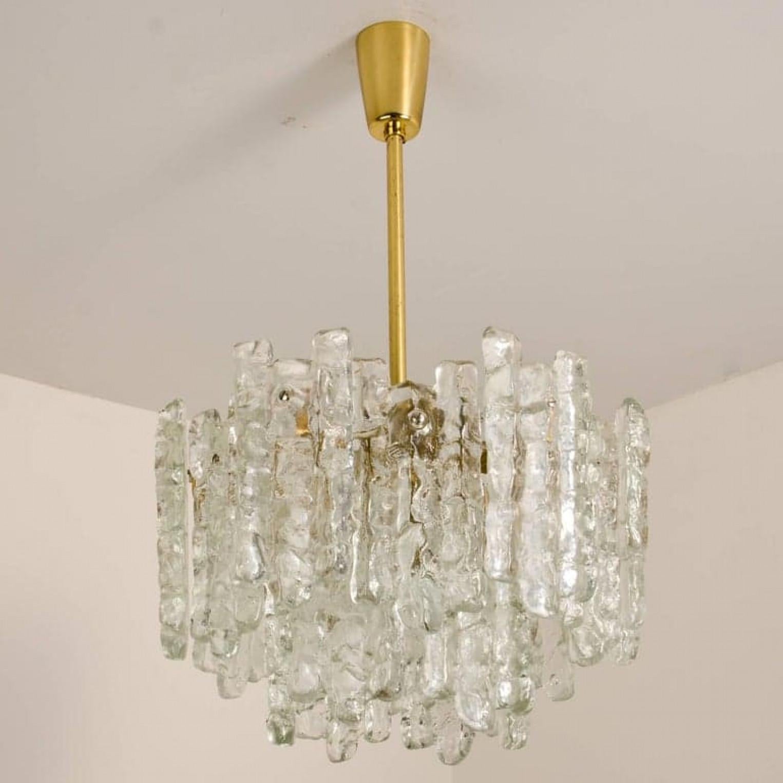 Zwei moderne Kalmar-Messing-Kronleuchter mit zweistöckigen Eisglas-Anhängern aus Messing, 1970er Jahre, Paar (Moderne der Mitte des Jahrhunderts) im Angebot