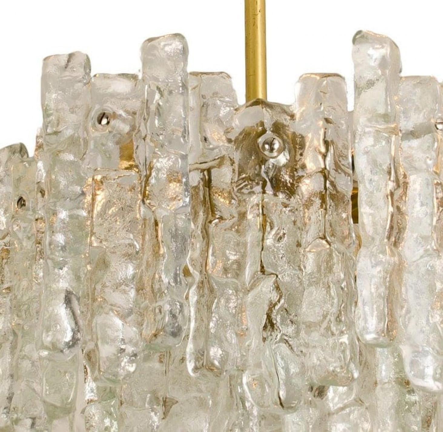 Zwei moderne Kalmar-Messing-Kronleuchter mit zweistöckigen Eisglas-Anhängern aus Messing, 1970er Jahre, Paar (Sonstiges) im Angebot