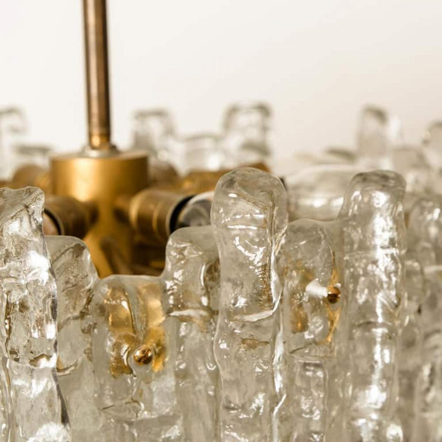 Zwei moderne Kalmar-Messing-Kronleuchter mit zweistöckigen Eisglas-Anhängern aus Messing, 1970er Jahre, Paar im Zustand „Hervorragend“ im Angebot in Rijssen, NL