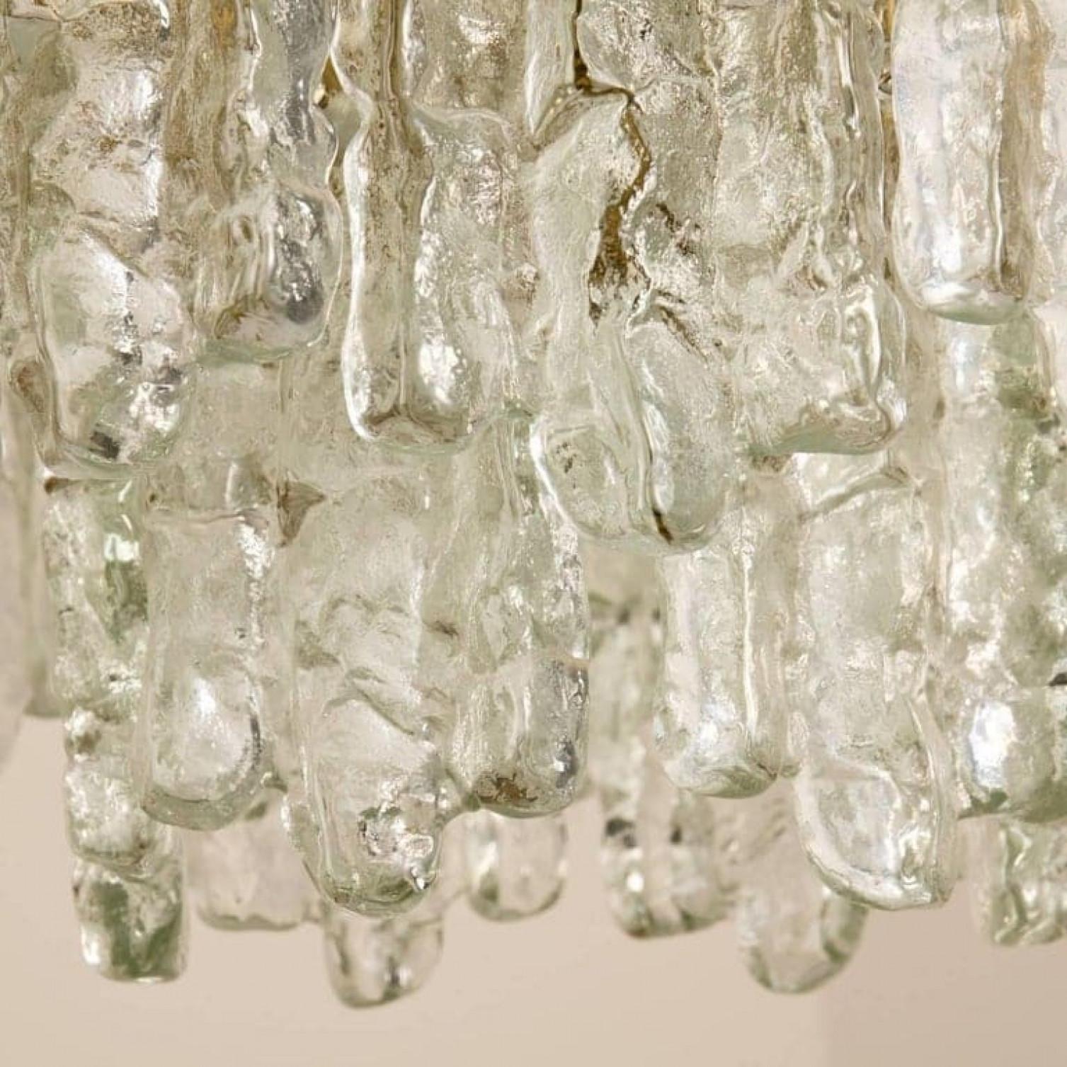 Pair of Modern Kalmar Brass Two-Tiered Ice Glass Pendant Chandeliers, 1970s (20. Jahrhundert) im Angebot