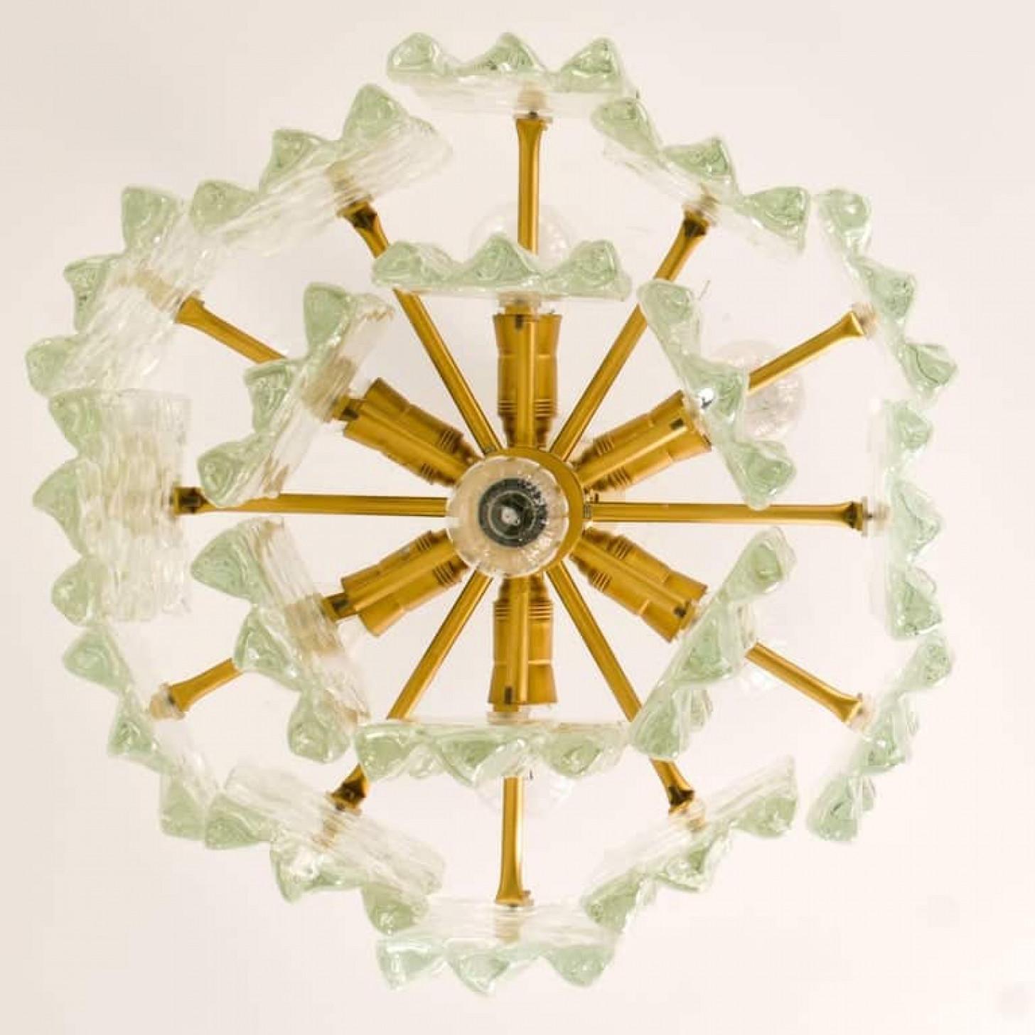 Zwei moderne Kalmar-Messing-Kronleuchter mit zweistöckigen Eisglas-Anhängern aus Messing, 1970er Jahre, Paar (Stahl) im Angebot