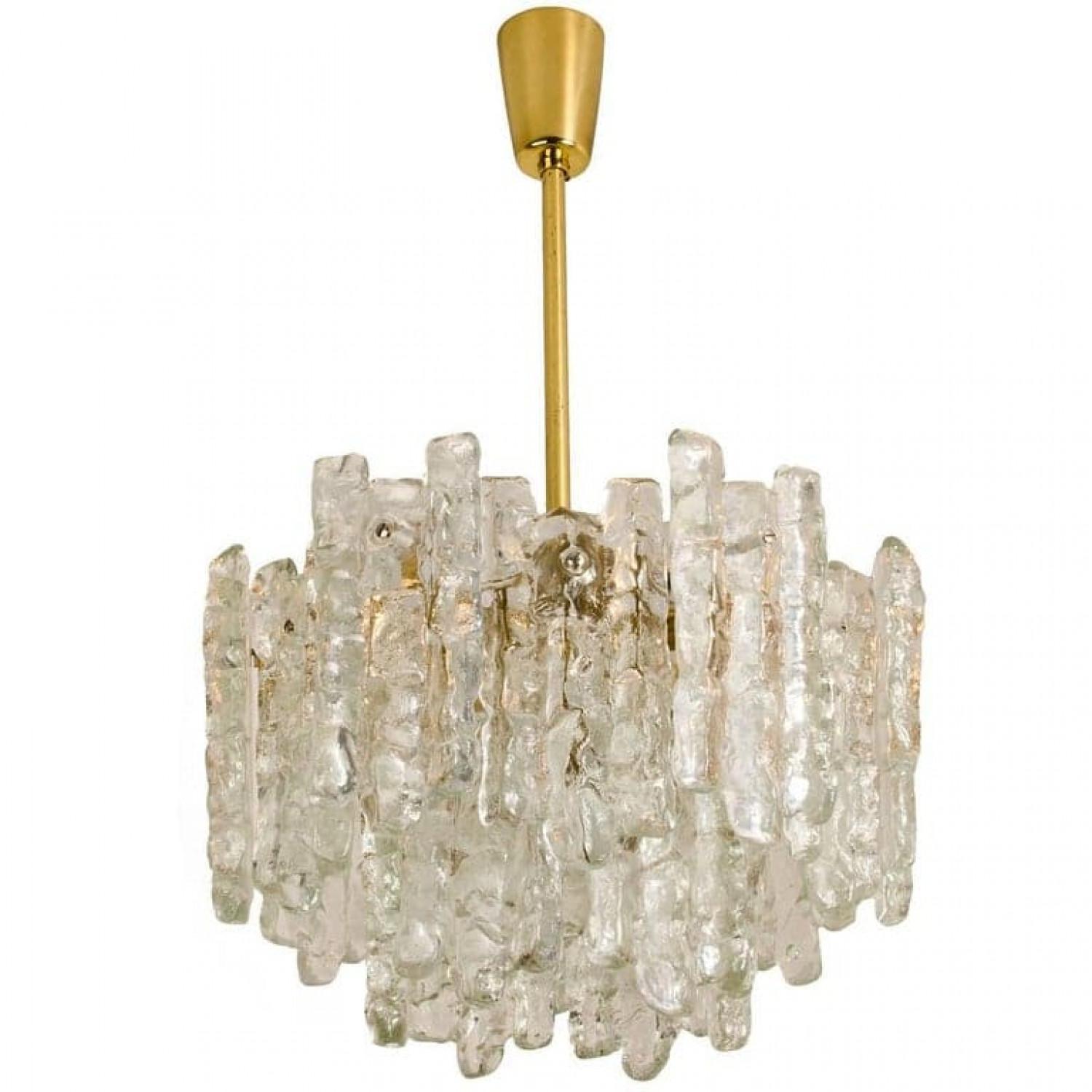 Zwei moderne Kalmar-Messing-Kronleuchter mit zweistöckigen Eisglas-Anhängern aus Messing, 1970er Jahre, Paar im Angebot 1