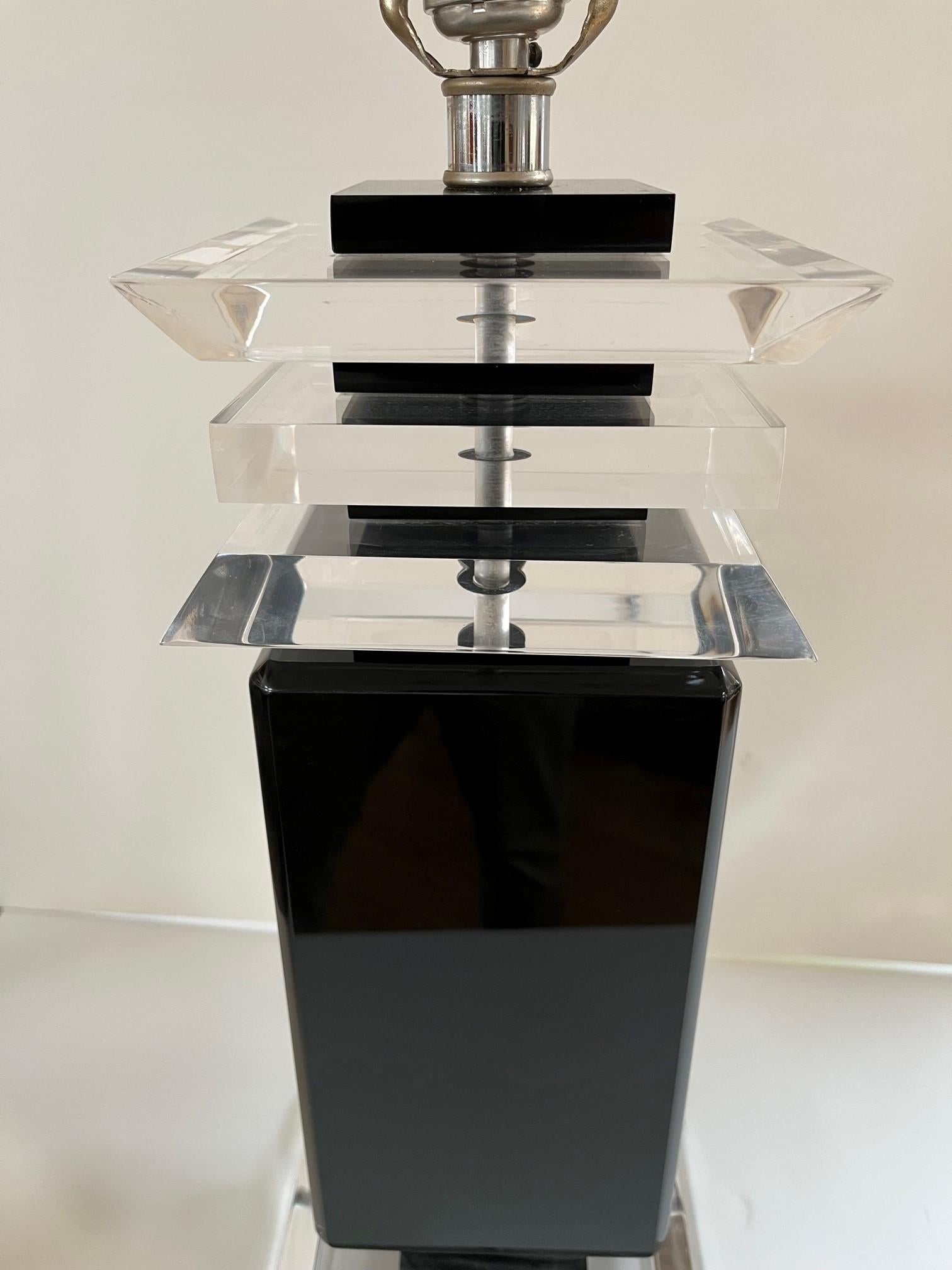 Lucite Paire de lampes de bureau modernes en lucite à base carrée de style Karl Springer  en vente