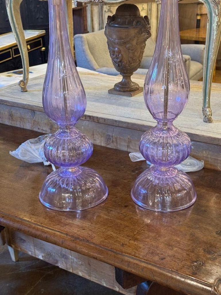 Paar moderne Lavendel-Murano-Glaslampen (Italienisch) im Angebot