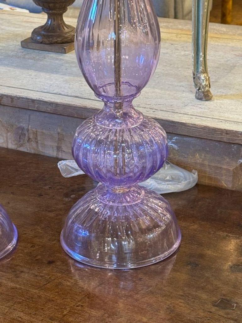 Paar moderne Lavendel-Murano-Glaslampen im Zustand „Gut“ im Angebot in Dallas, TX