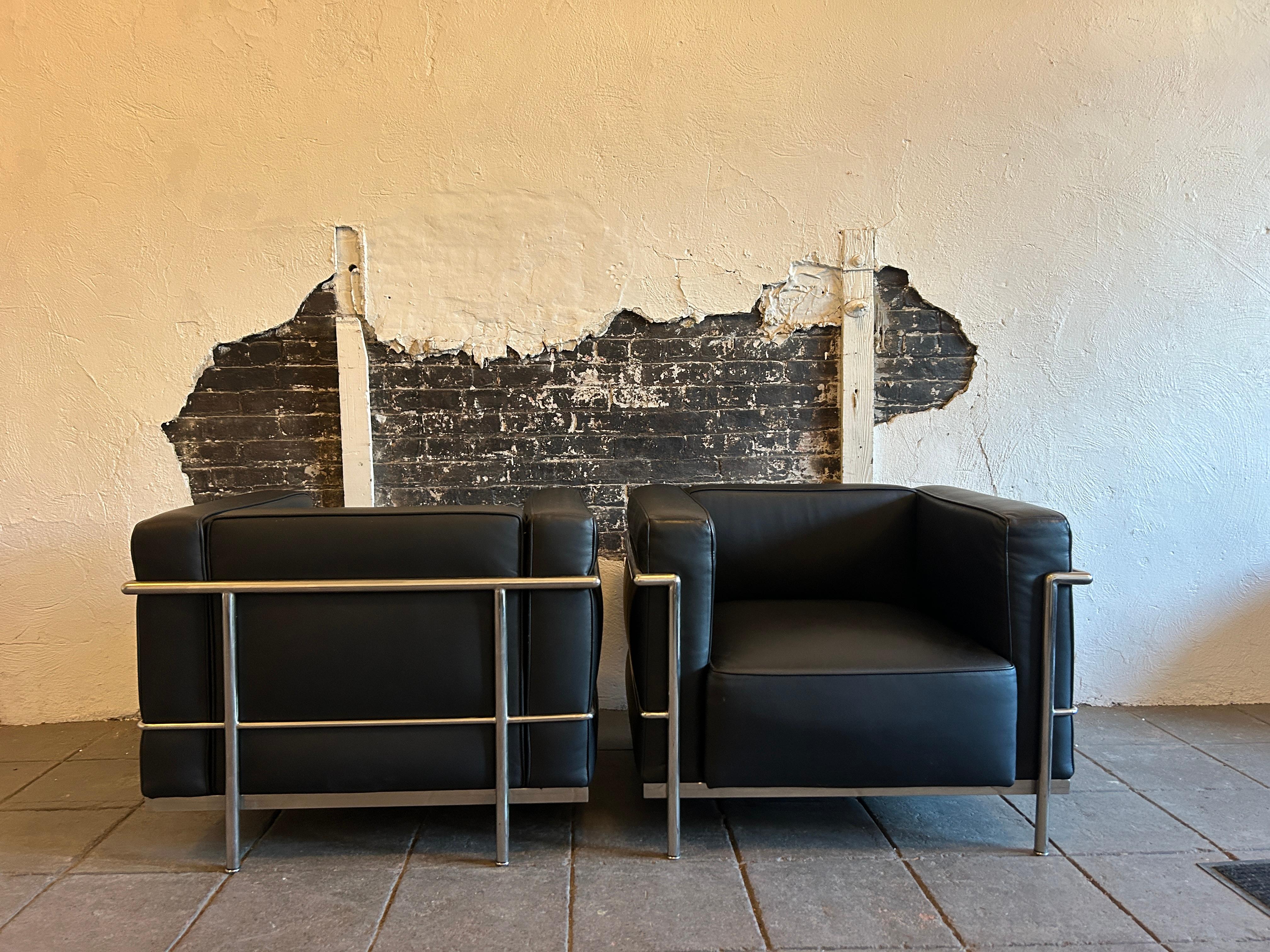 Paire de chaises de salon Modernes LC3 en cuir noir et structure chromée par Le Corbusier en vente 4
