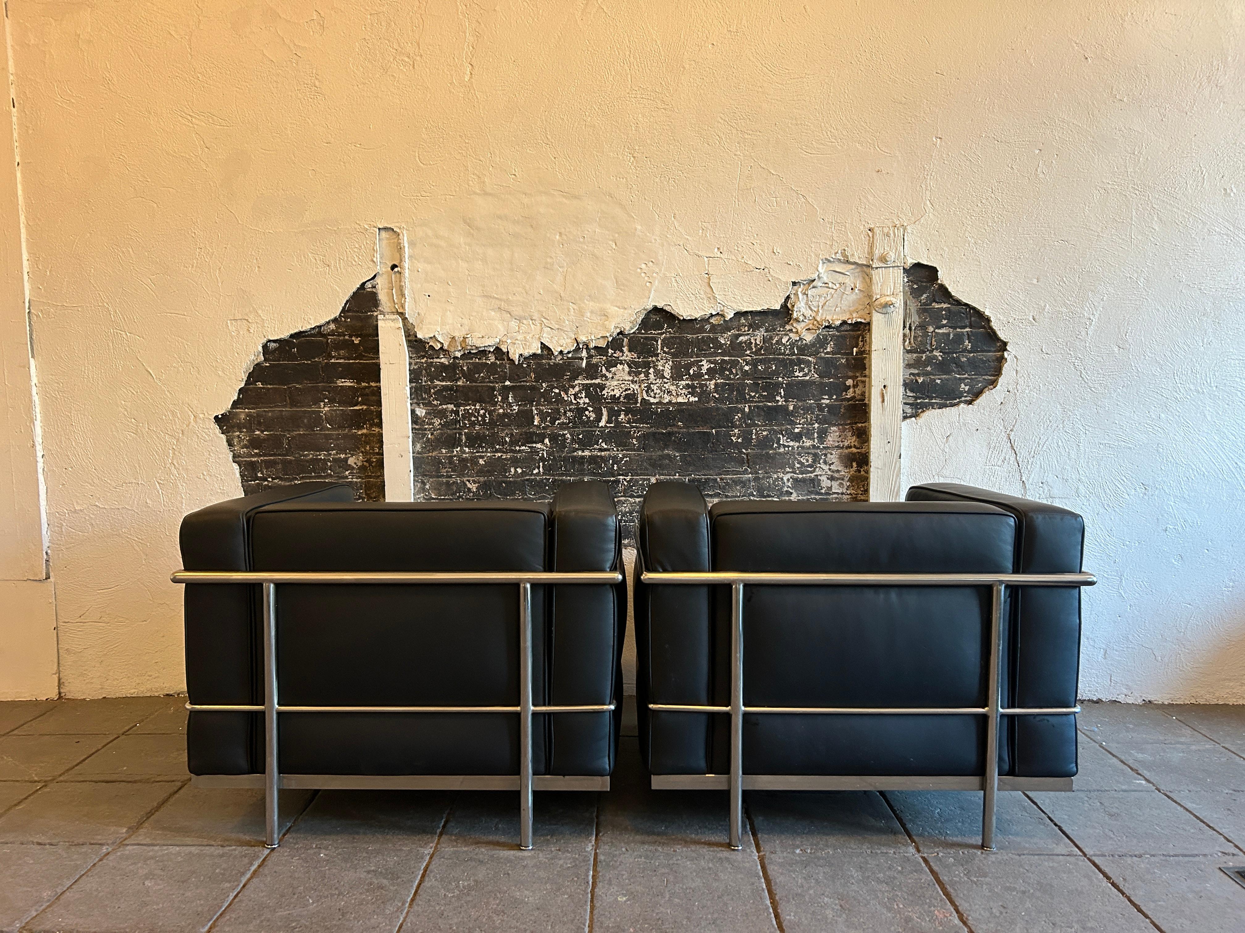 Paire de chaises de salon Modernes LC3 en cuir noir et structure chromée par Le Corbusier en vente 5