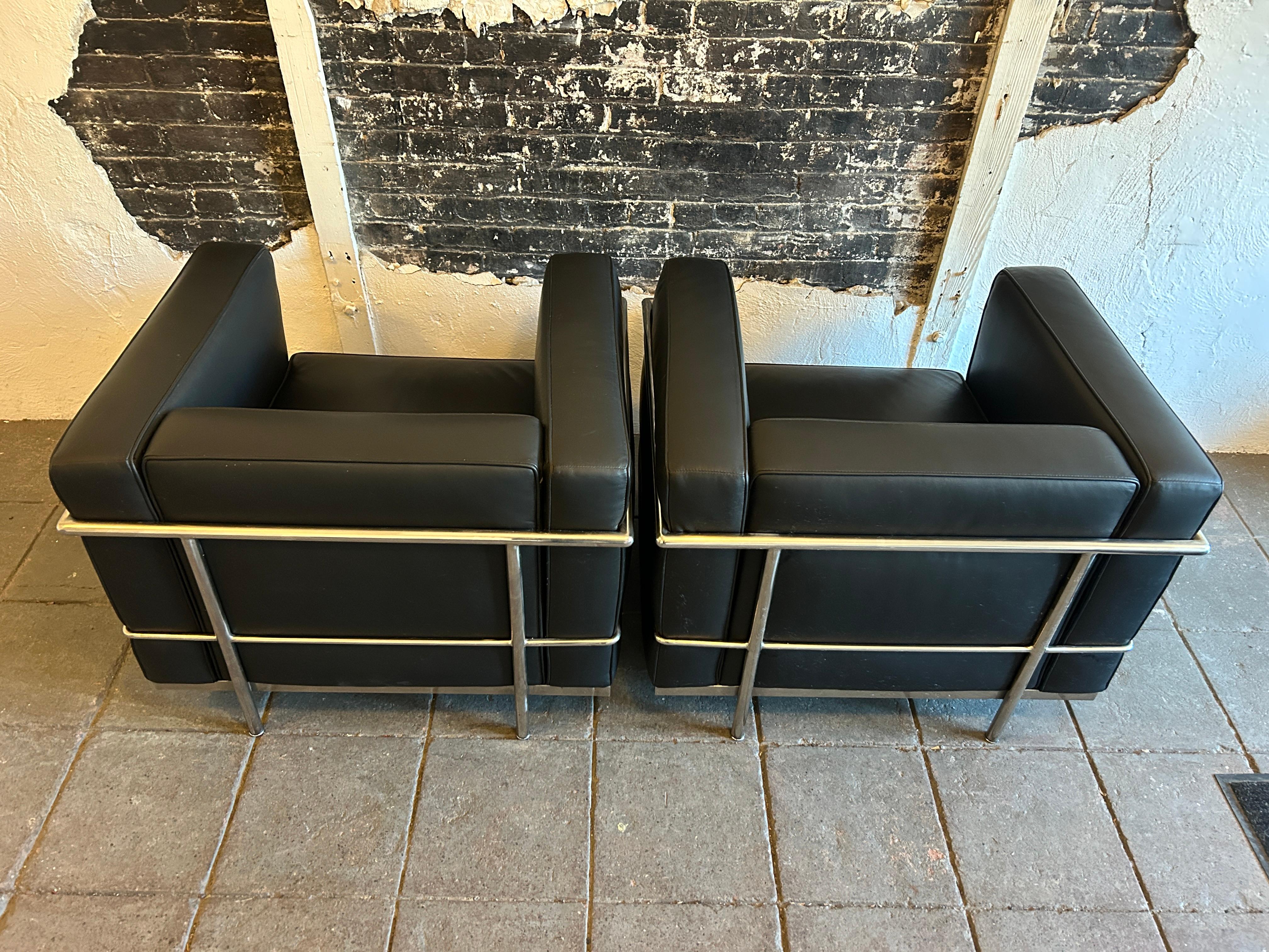 Paire de chaises de salon Modernes LC3 en cuir noir et structure chromée par Le Corbusier en vente 6