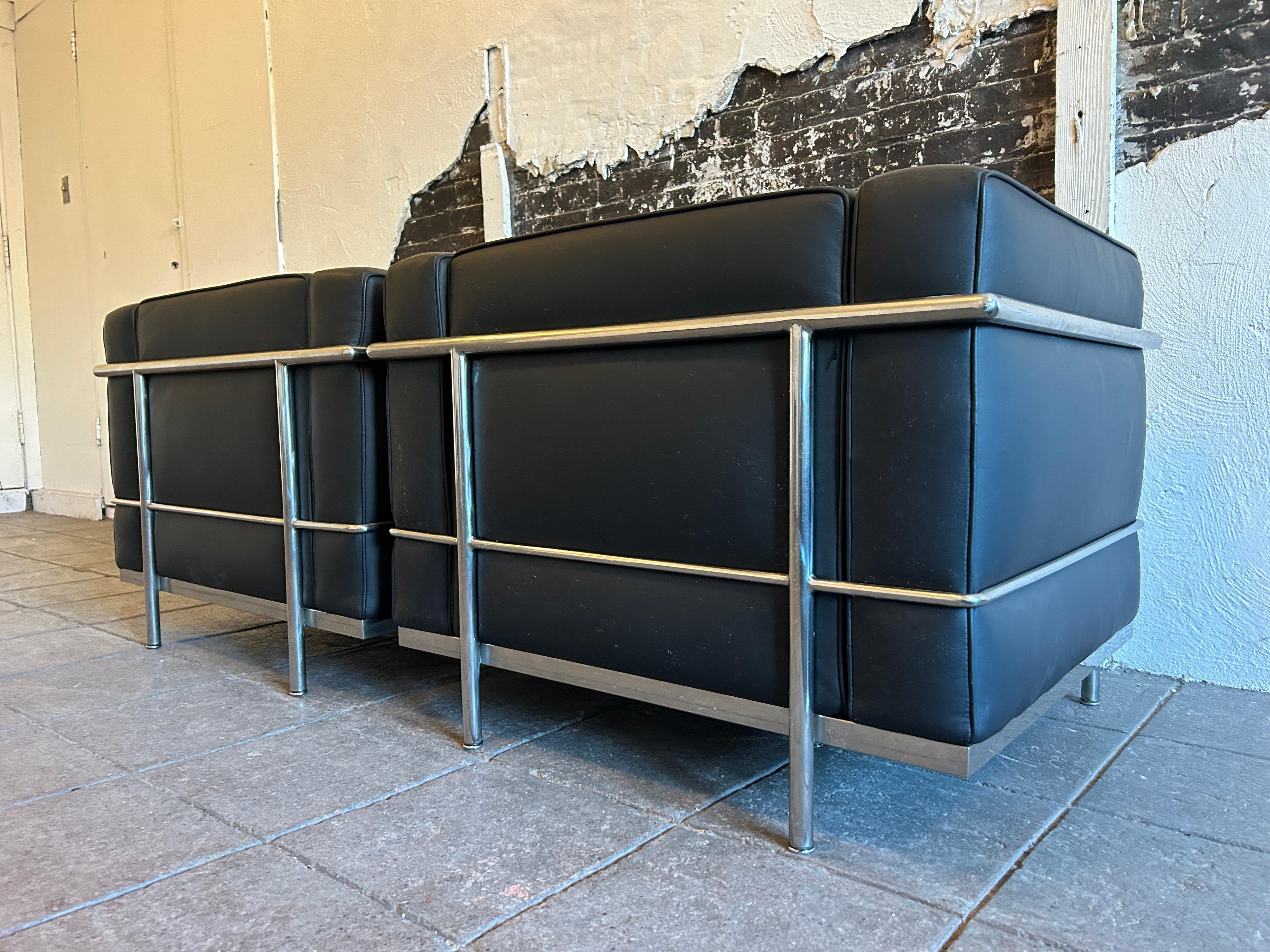 Paire de chaises de salon Modernes LC3 en cuir noir et structure chromée par Le Corbusier en vente 7