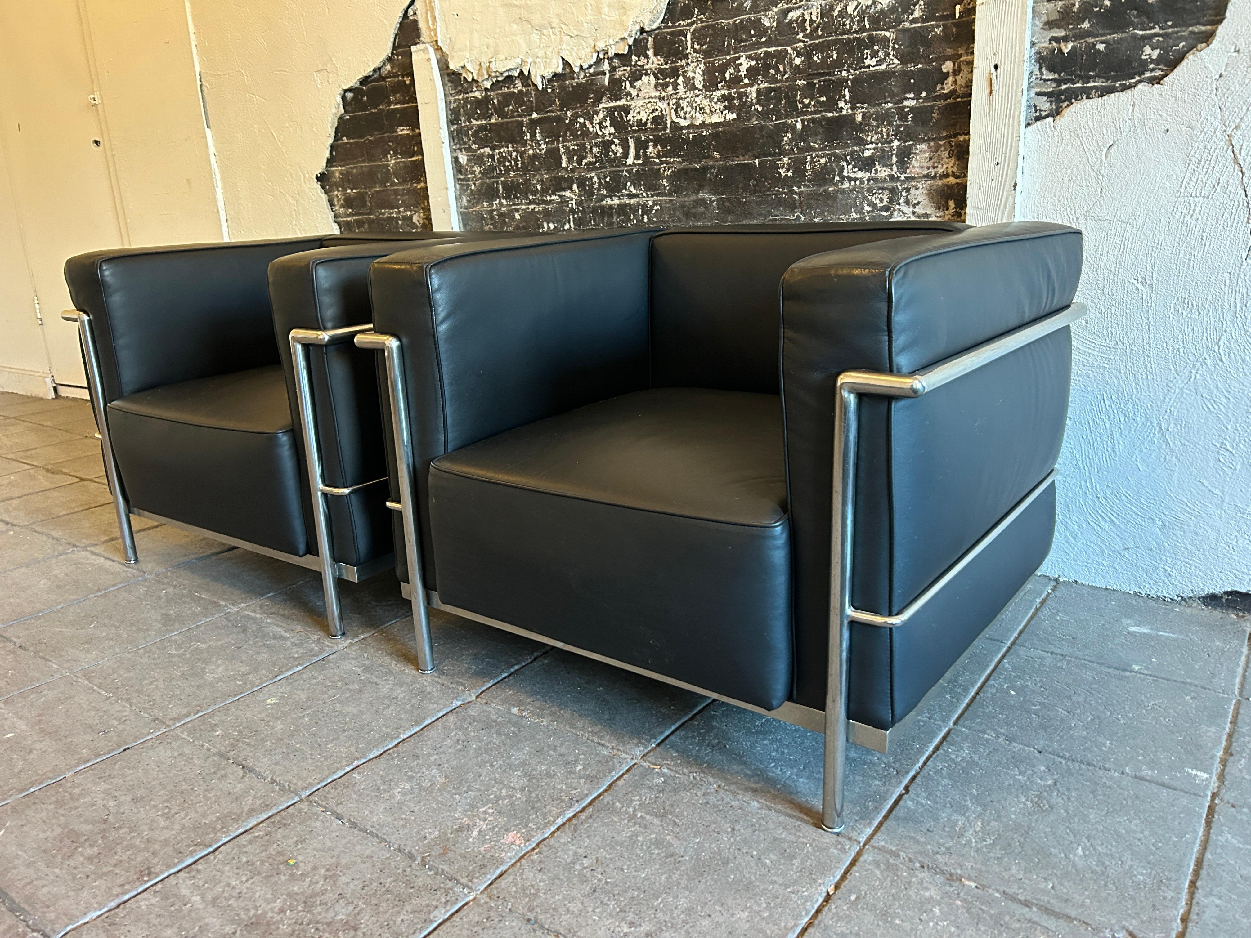 italien Paire de chaises de salon Modernes LC3 en cuir noir et structure chromée par Le Corbusier en vente