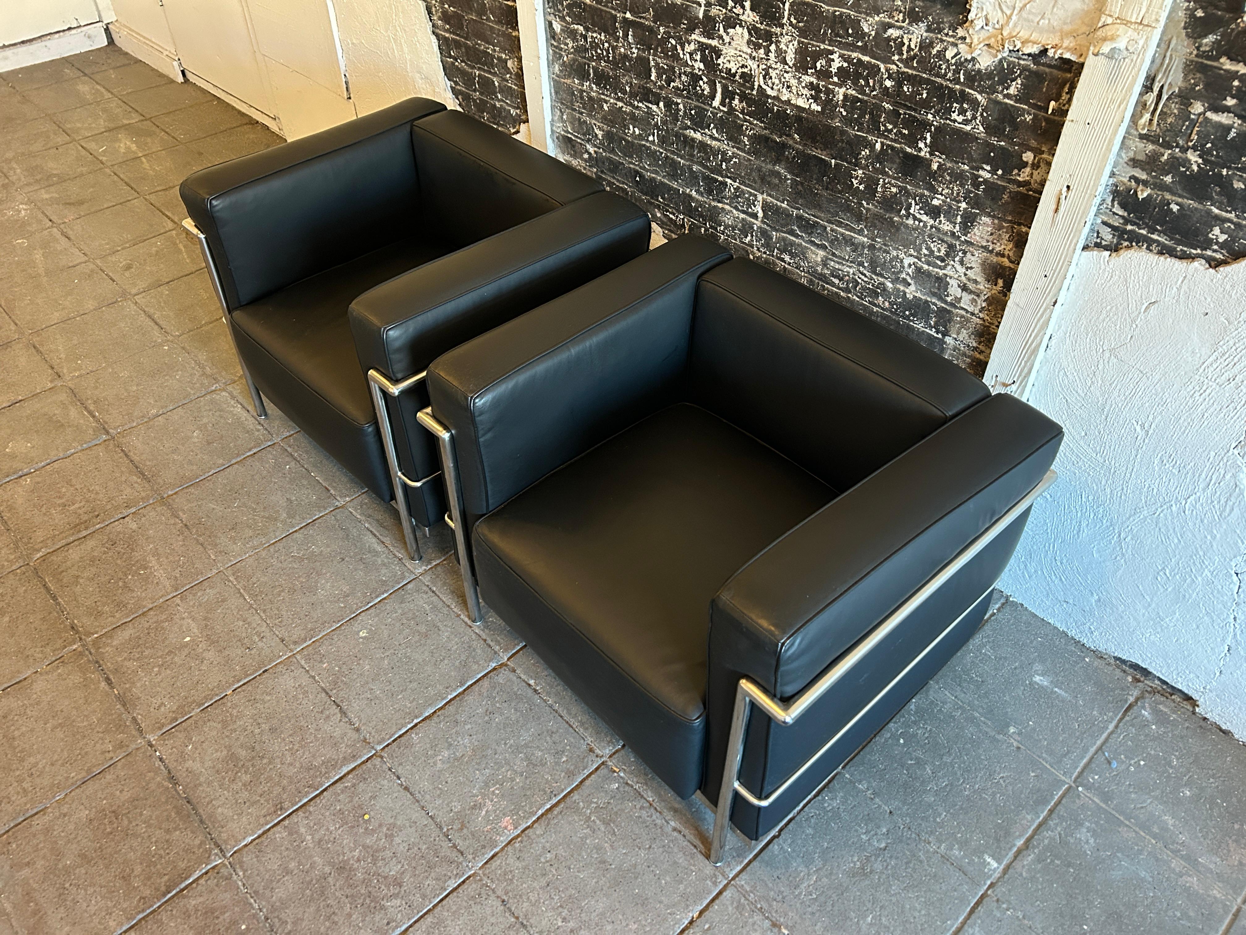 Pair of Modern LC3 Black leather chrome frame lounge chairs by Le Corbusier In Good Condition For Sale In BROOKLYN, NY