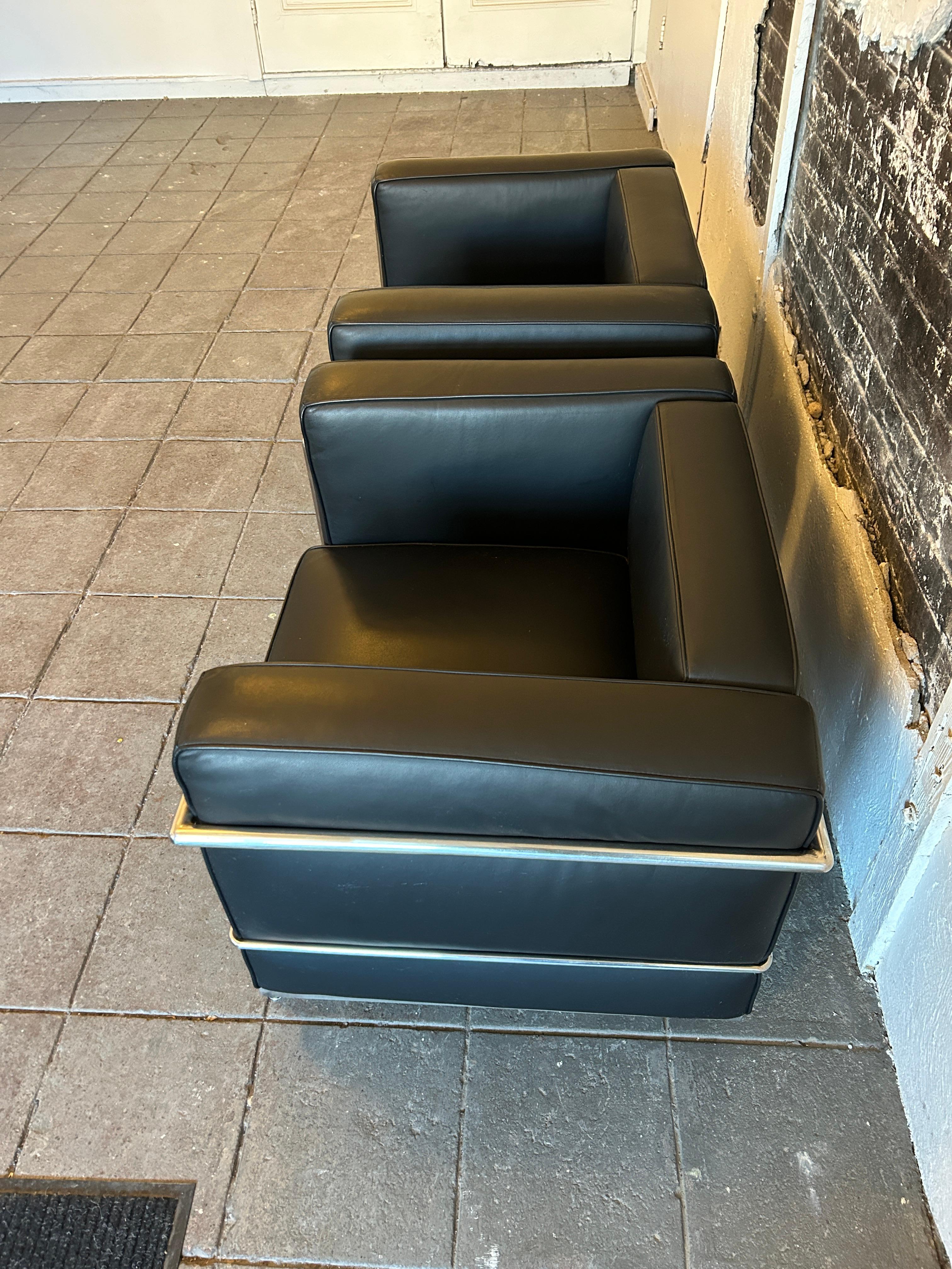XXIe siècle et contemporain Paire de chaises de salon Modernes LC3 en cuir noir et structure chromée par Le Corbusier en vente