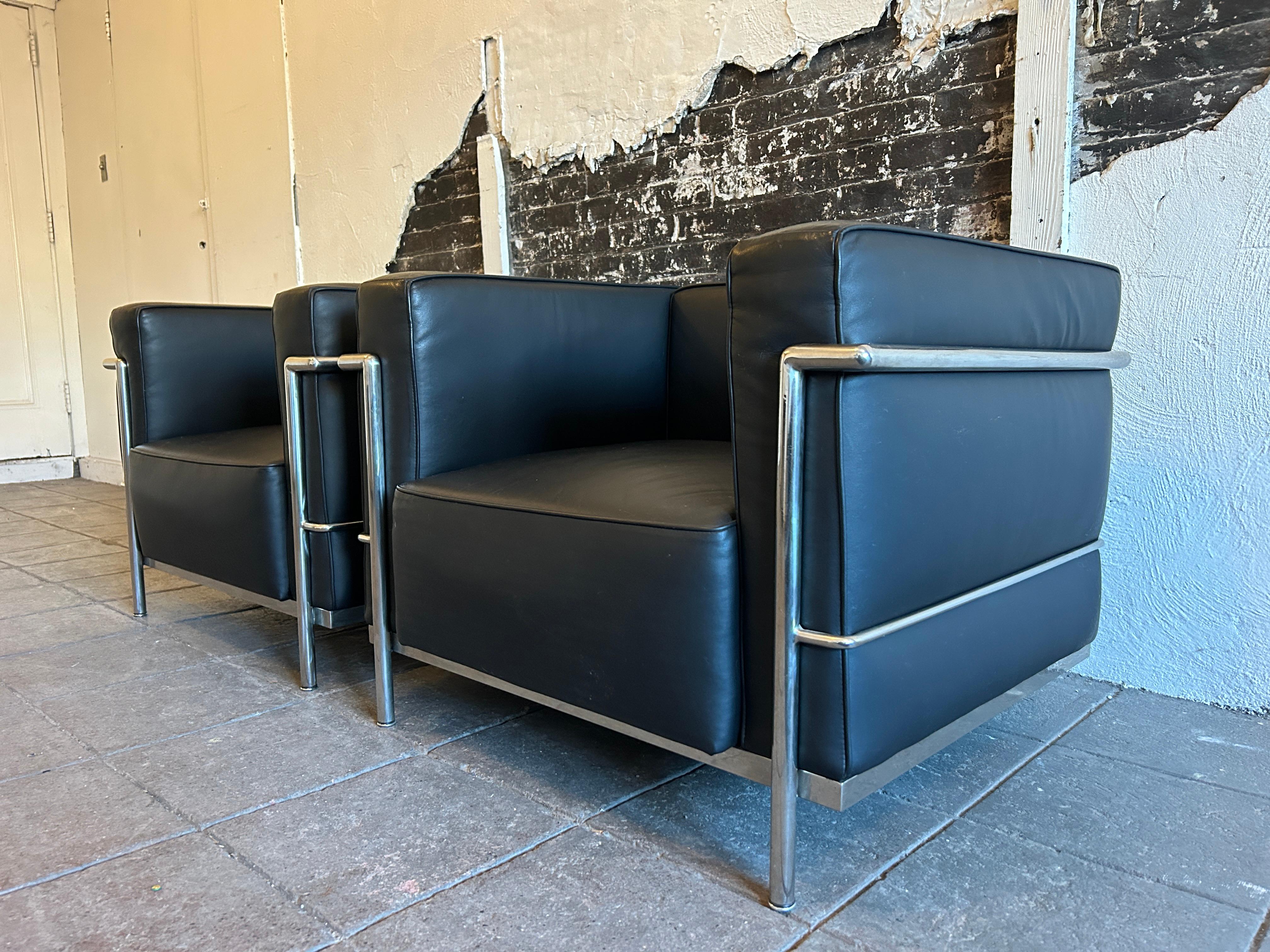 Cuir Paire de chaises de salon Modernes LC3 en cuir noir et structure chromée par Le Corbusier en vente