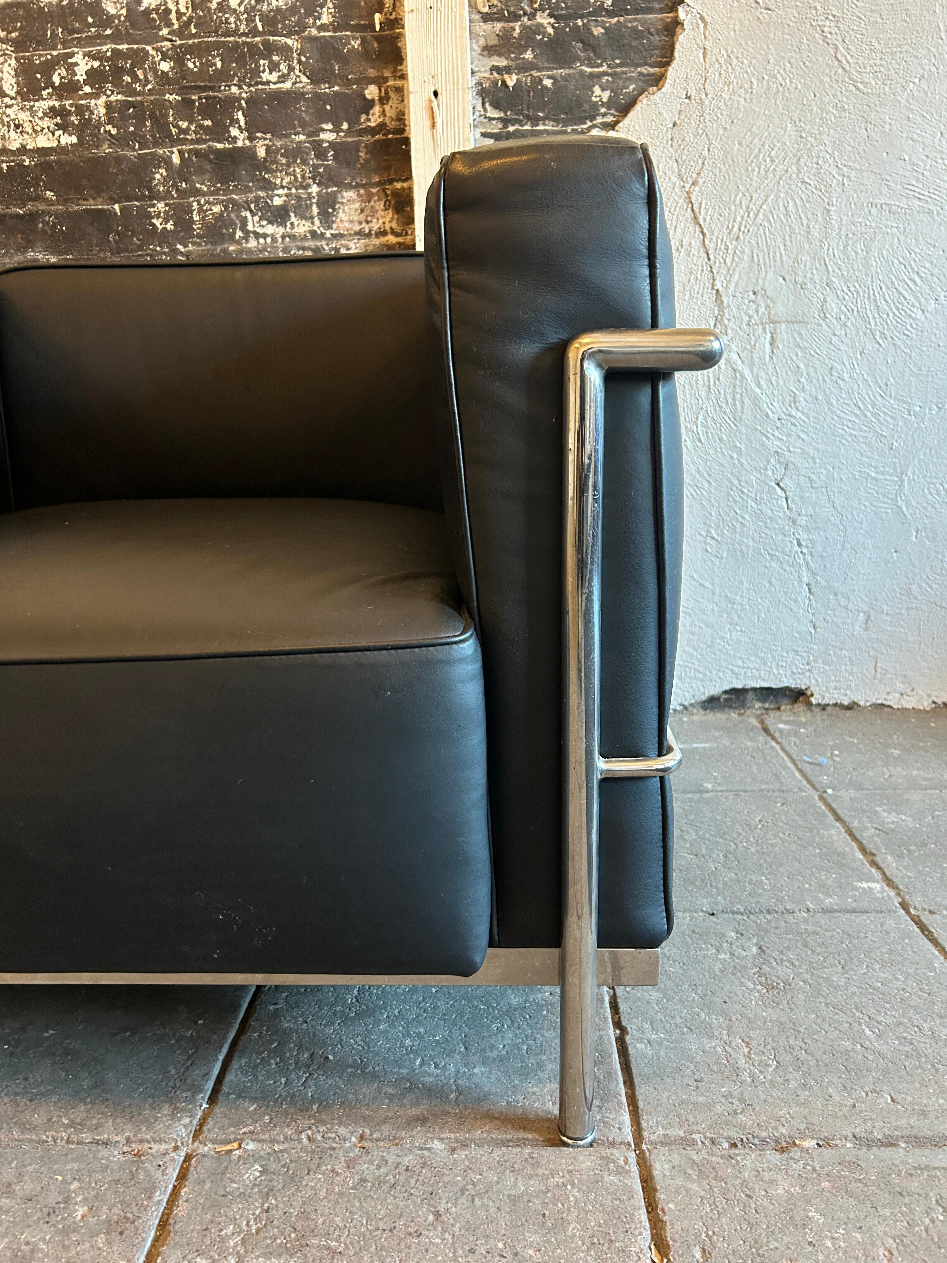 Paire de chaises de salon Modernes LC3 en cuir noir et structure chromée par Le Corbusier en vente 1