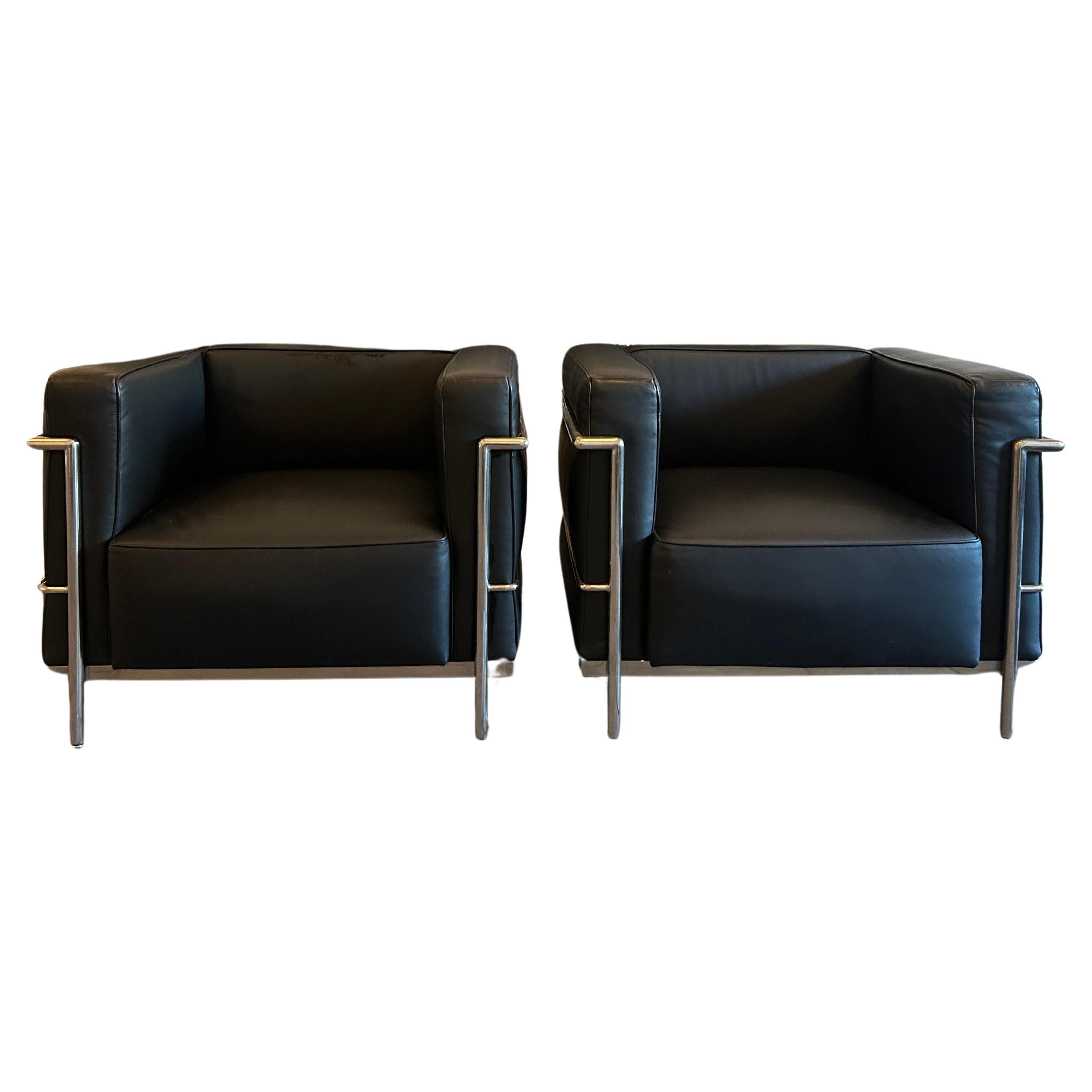 Pair of Modern LC3 Black leather chrome frame lounge chairs by Le Corbusier For Sale