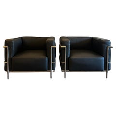 Used Pair of Modern LC3 Black leather chrome frame lounge chairs by Le Corbusier