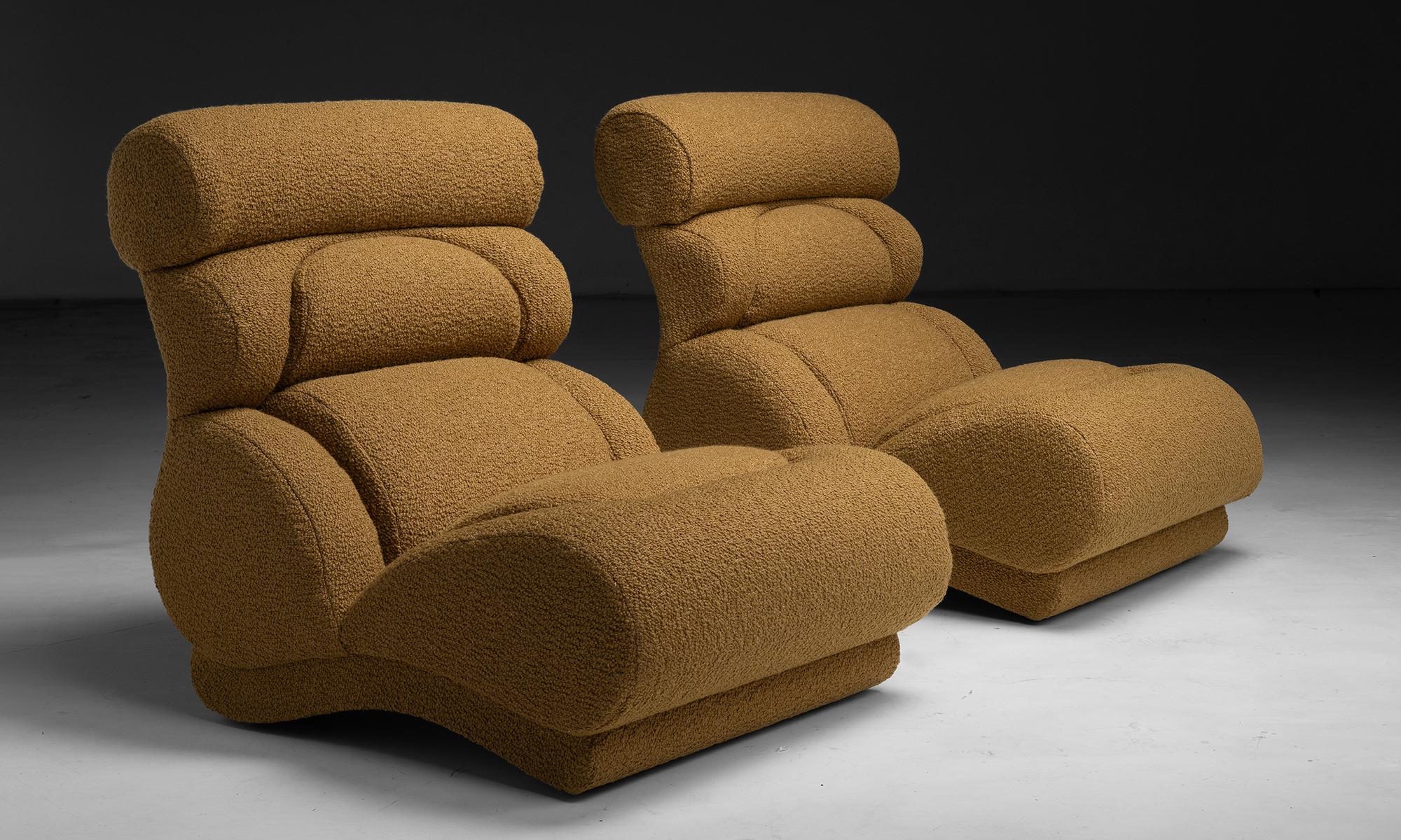 Frankreich, 1960
Einzigartige Form A Loungesessel neu gepolstert in Boucle, auf Rädern.
28 