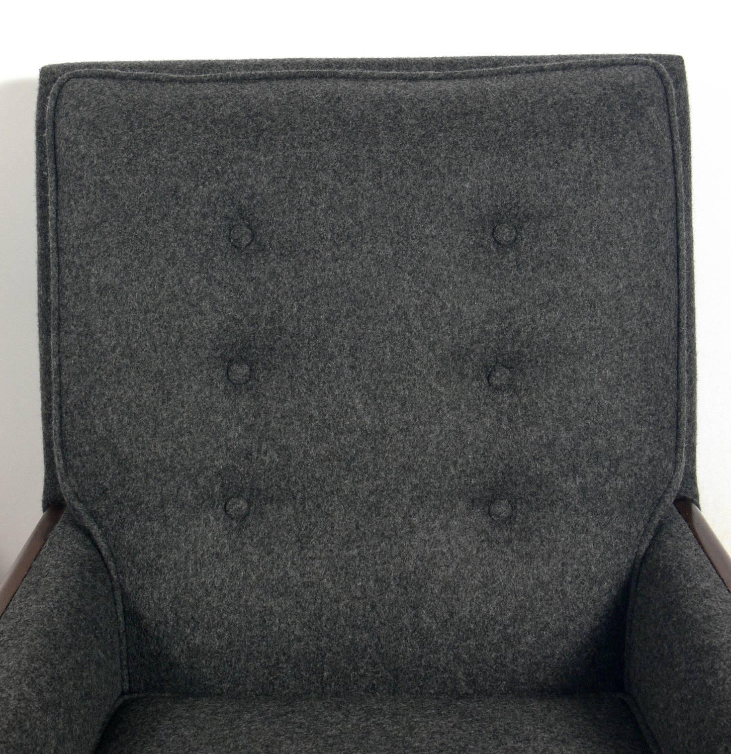 Américain Paire de fauteuils de salon modernes dans le style de T.H. Robsjohn-Gibbings en vente