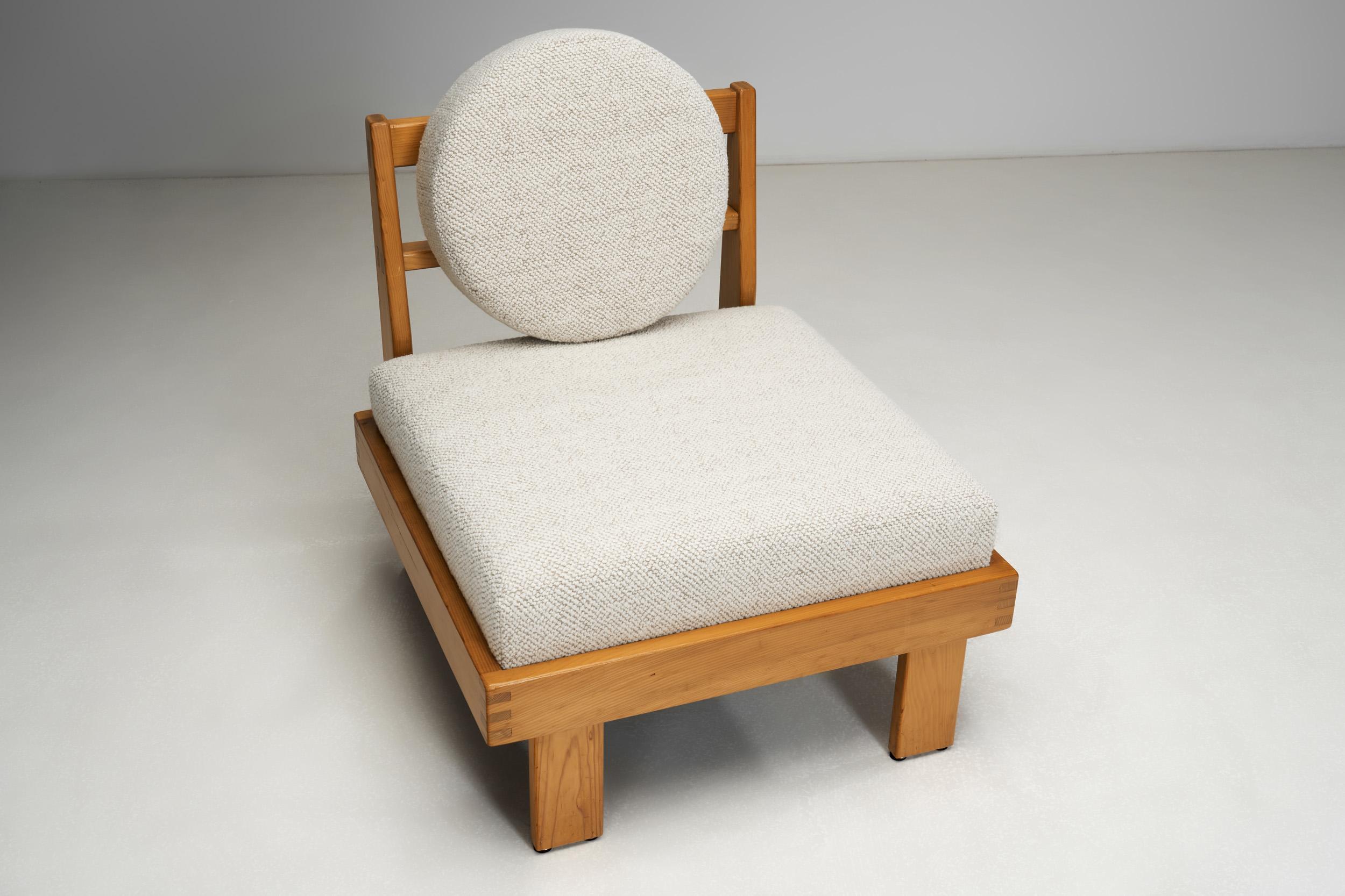 Bouclé Paire de chaises longues modernes avec tapisserie en bouclé, Europe, milieu du 20e siècle en vente