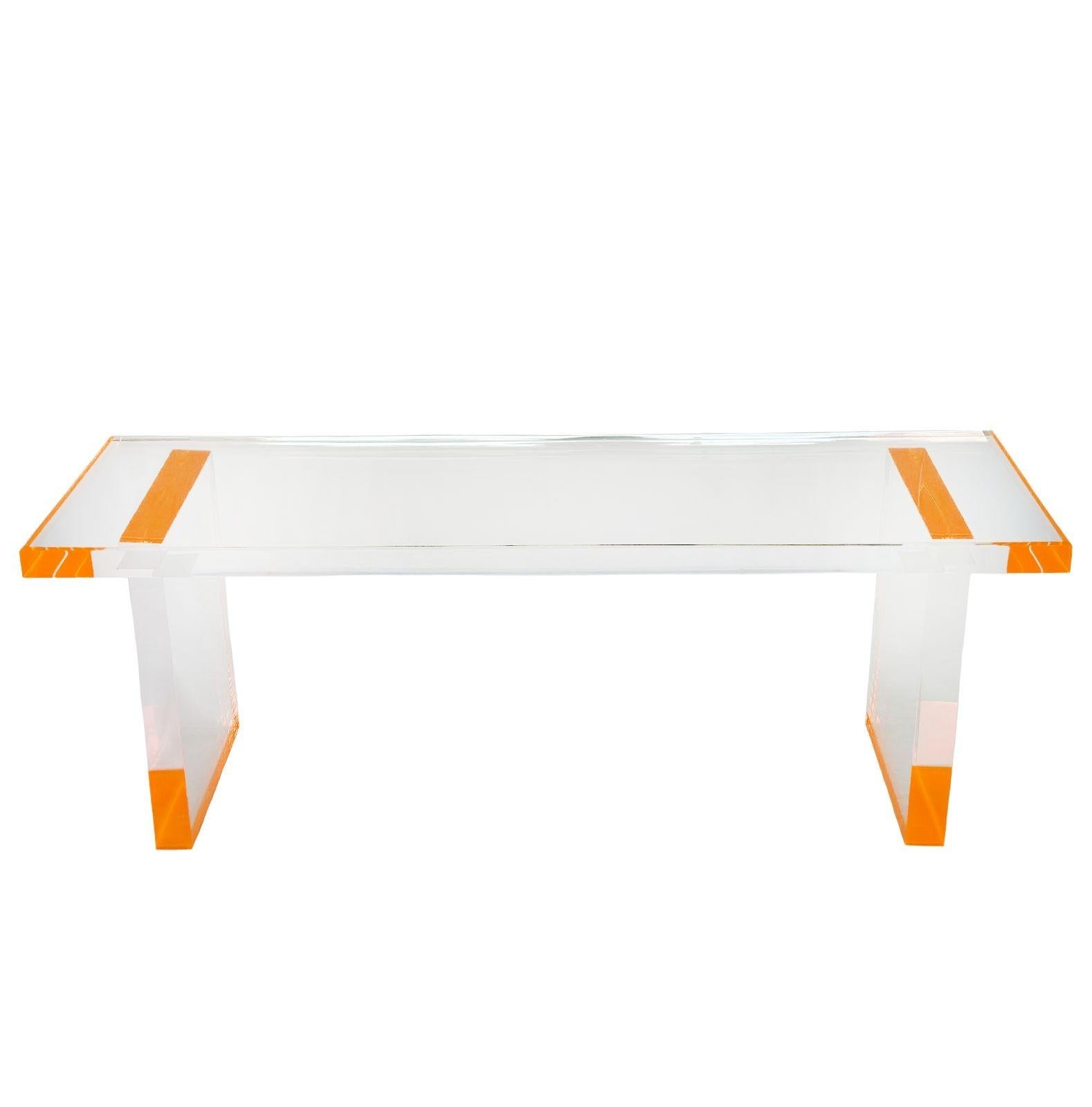 Elegante panca moderna di Pegaso Gallery Design realizzata con una composizione in lucite con dettagli in arancione fluorescente che aggiungono un'esplosione di colore vivace pur mantenendo un senso di minimalismo grazie al suo design elegante. Made