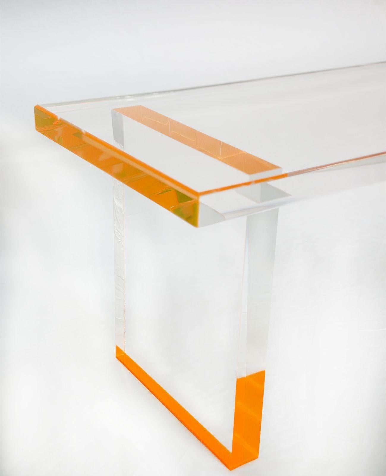 Coppia di panchine moderne in lucite con dettagli arancione fluorescente (a) Gallery In condizioni Nuovo in vendita a Los Angeles, CA
