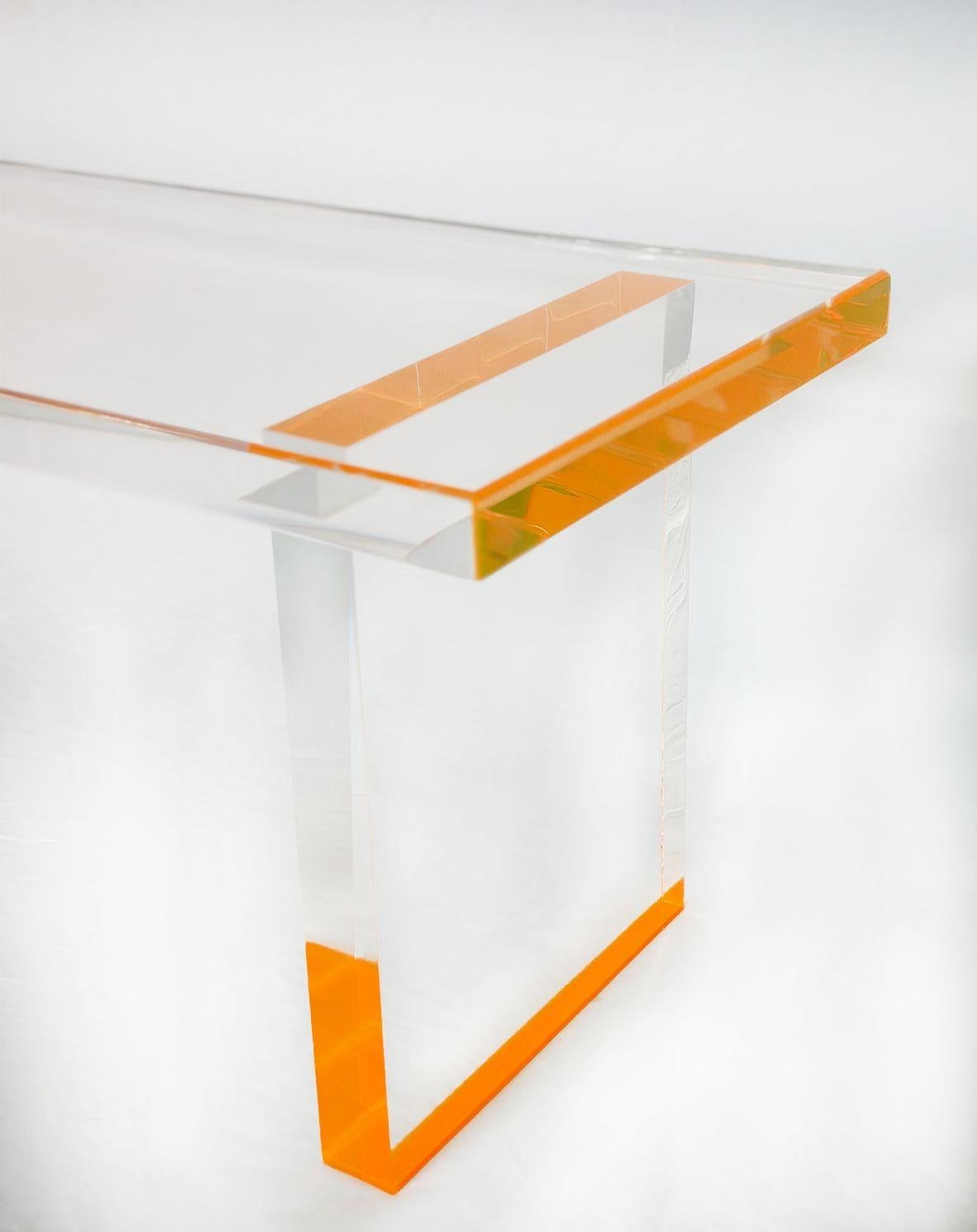 XXI secolo e contemporaneo Coppia di panchine moderne in lucite con dettagli arancione fluorescente (a) Gallery in vendita