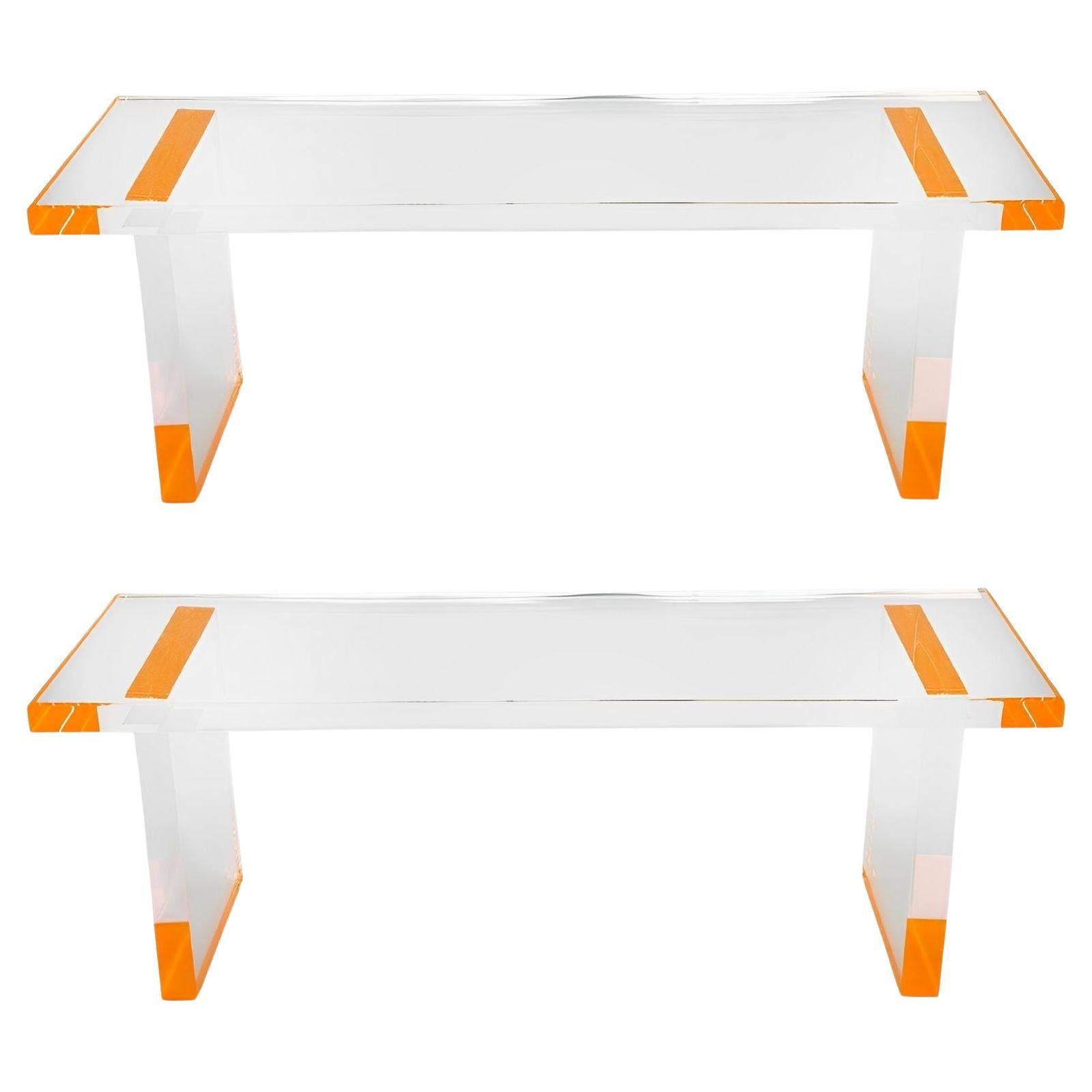 Coppia di panchine moderne in lucite con dettagli arancione fluorescente (a) Gallery in vendita