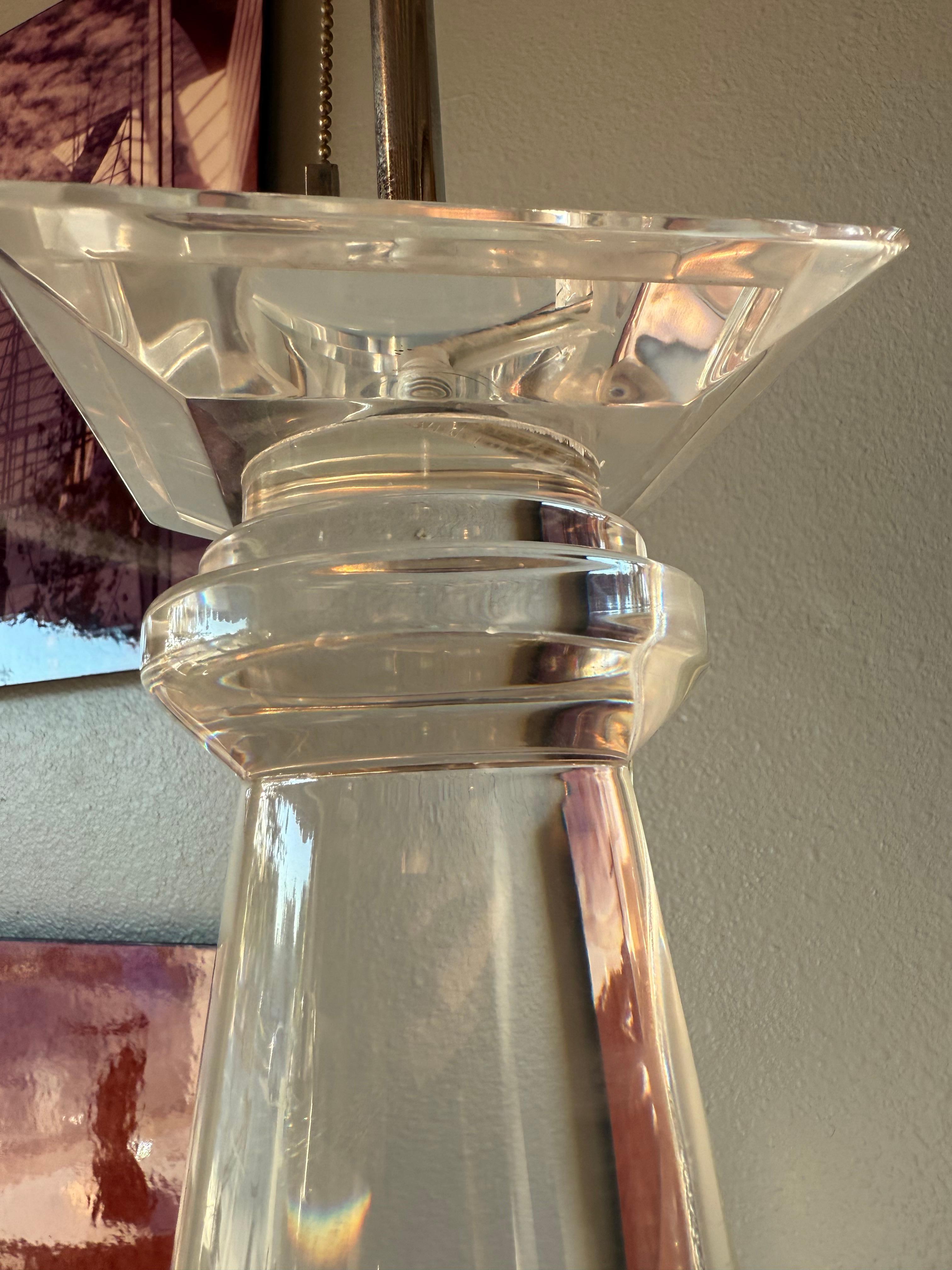 Pareja de Lámparas de Mesa Modernas de Lucite al estilo de Karl Springer en Bueno estado para la venta en Pasadena, CA