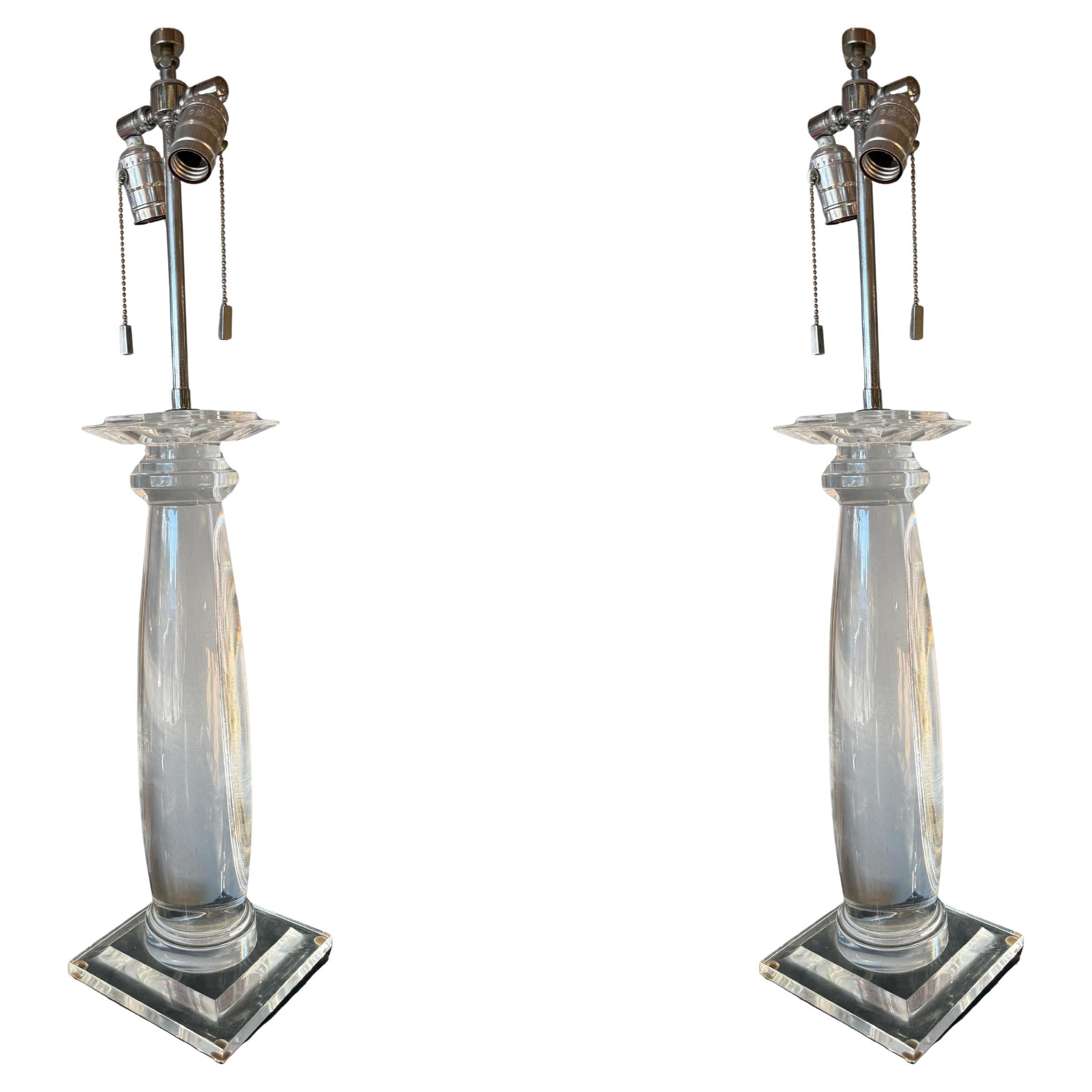 Paire de lampes de table modernes en lucite dans le style de Karl Springer