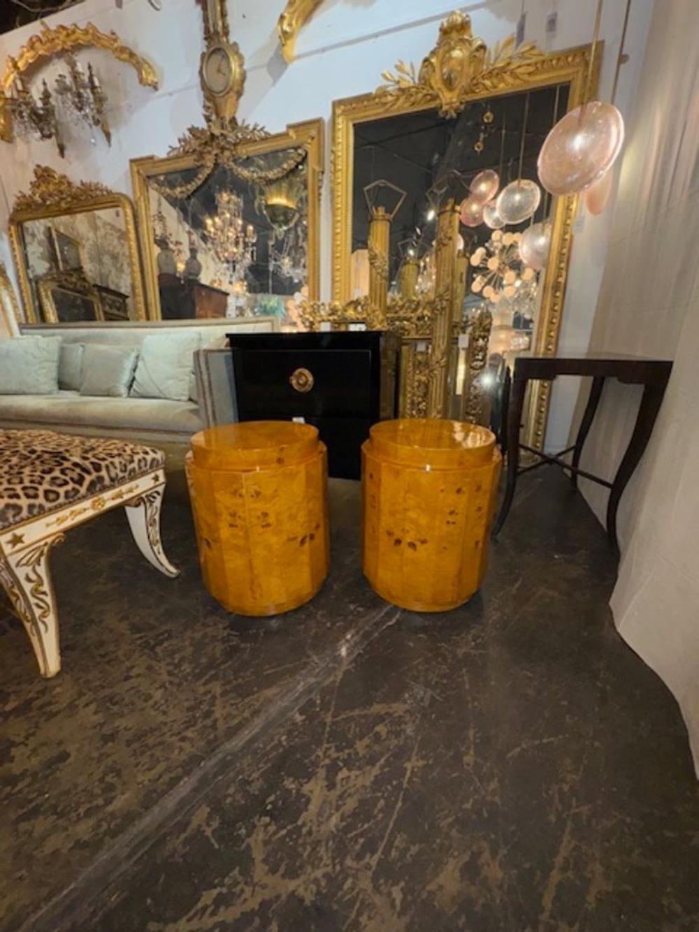 Questa coppia di tavolini moderni, realizzati alla maniera di Milo Baughman, presenta un design elegante e contemporaneo. I tavoli sono realizzati in radica di noce per aggiungere un tocco di naturale eleganza. Con un richiamo all'estetica moderna