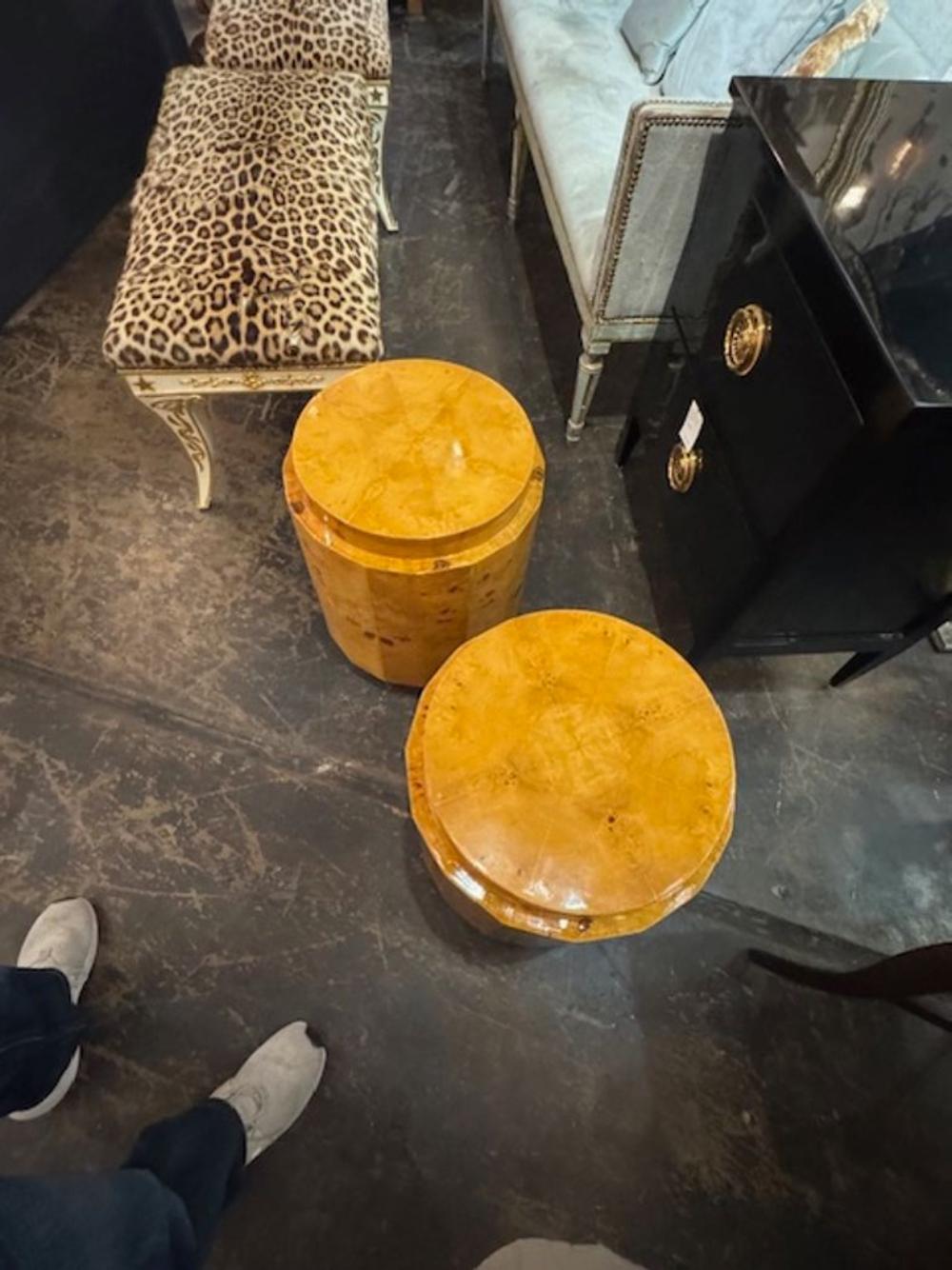 XXI secolo e contemporaneo Coppia di tavolini moderni in radica di noce di Milo Baughman in vendita