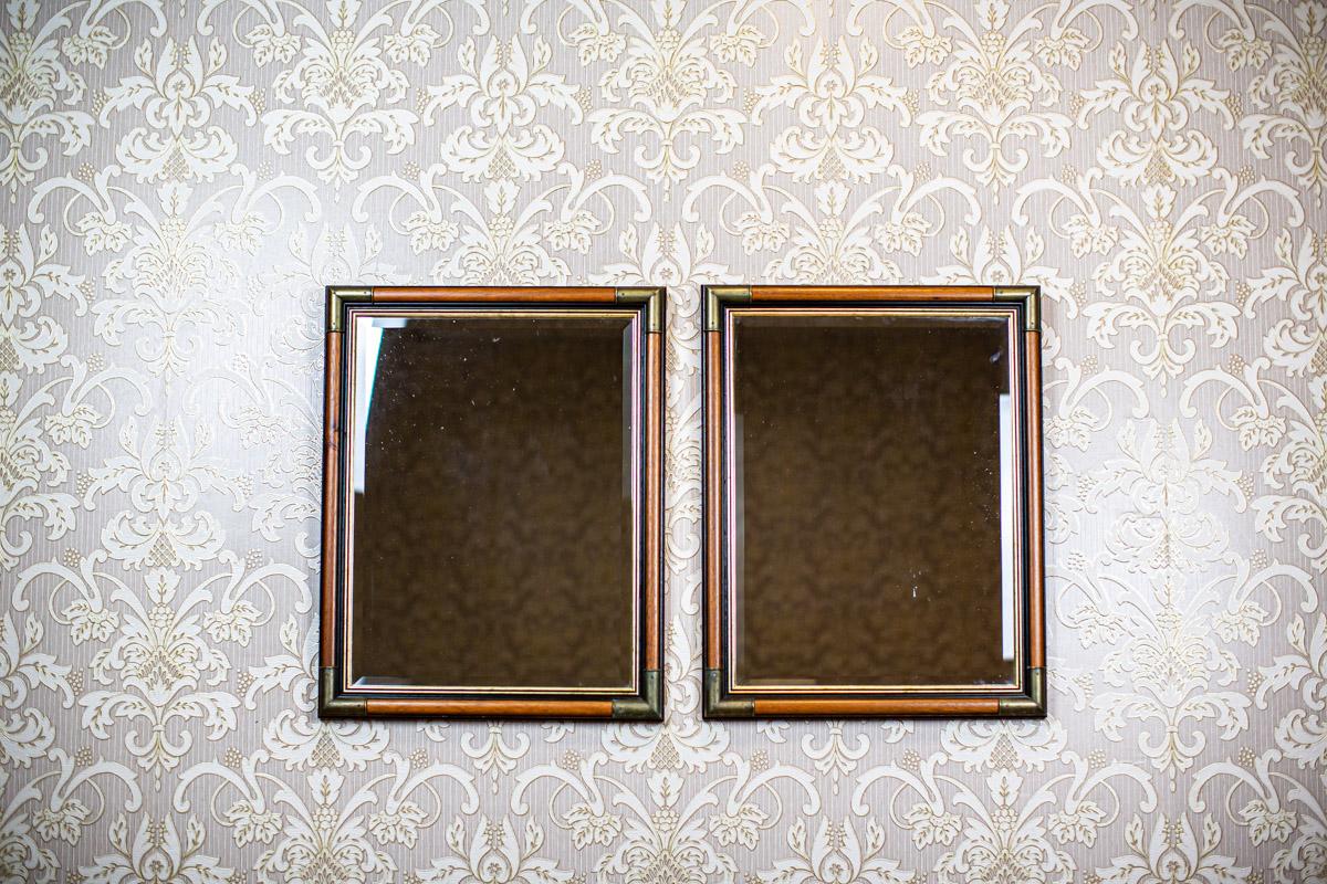 Pair of modern mirrors in stylized frame

We present you two modern mirrors in simple wooden frames with metal corners.
The frames are stylized as antiques.

The price is for one piece.