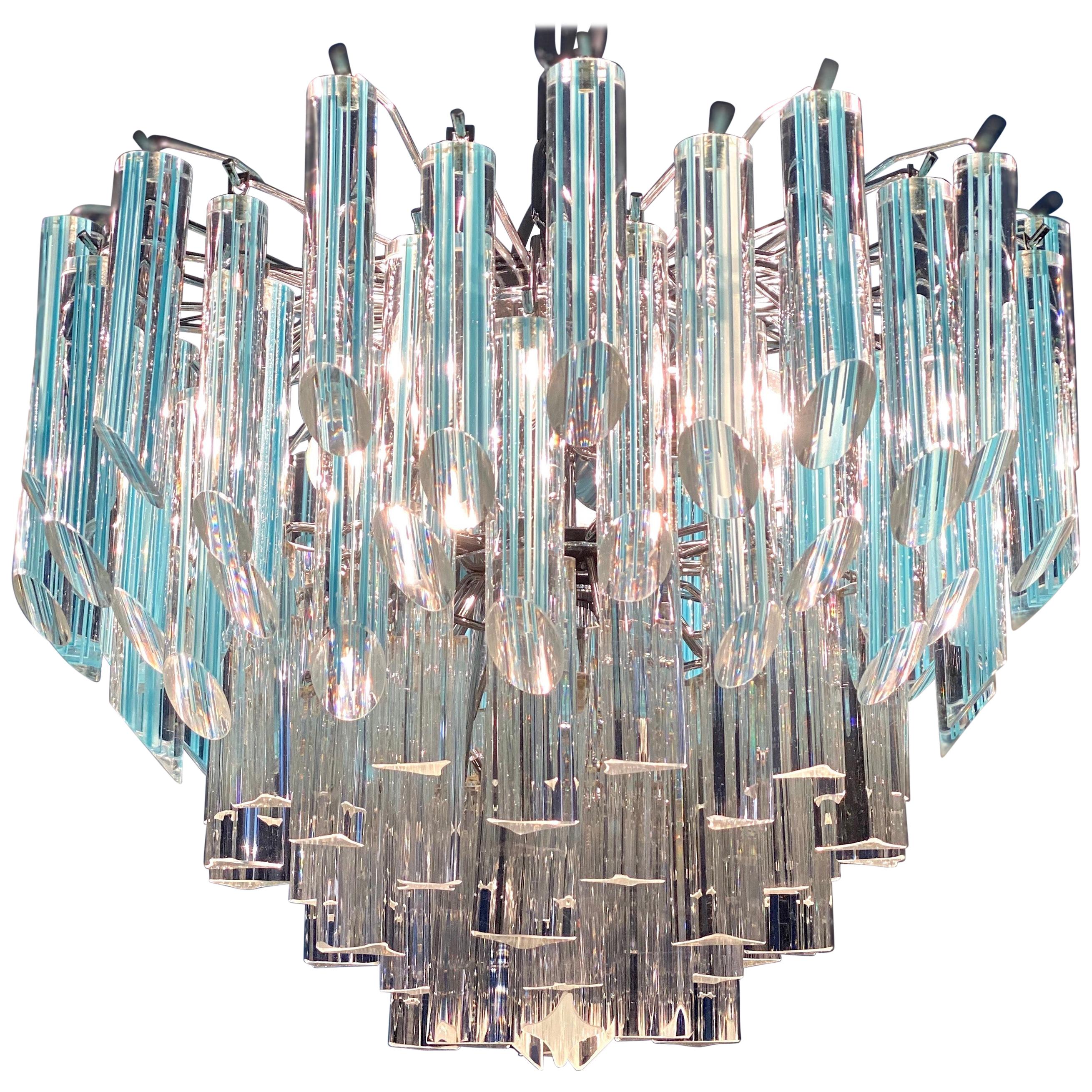 Magnificent pair of multitier triedi crystal chandelier, with light blue pendants, 1970.

Measures: Height
45 cm glass + 40 cm chain = total height 85 cm.
Diameter
(45 cm).