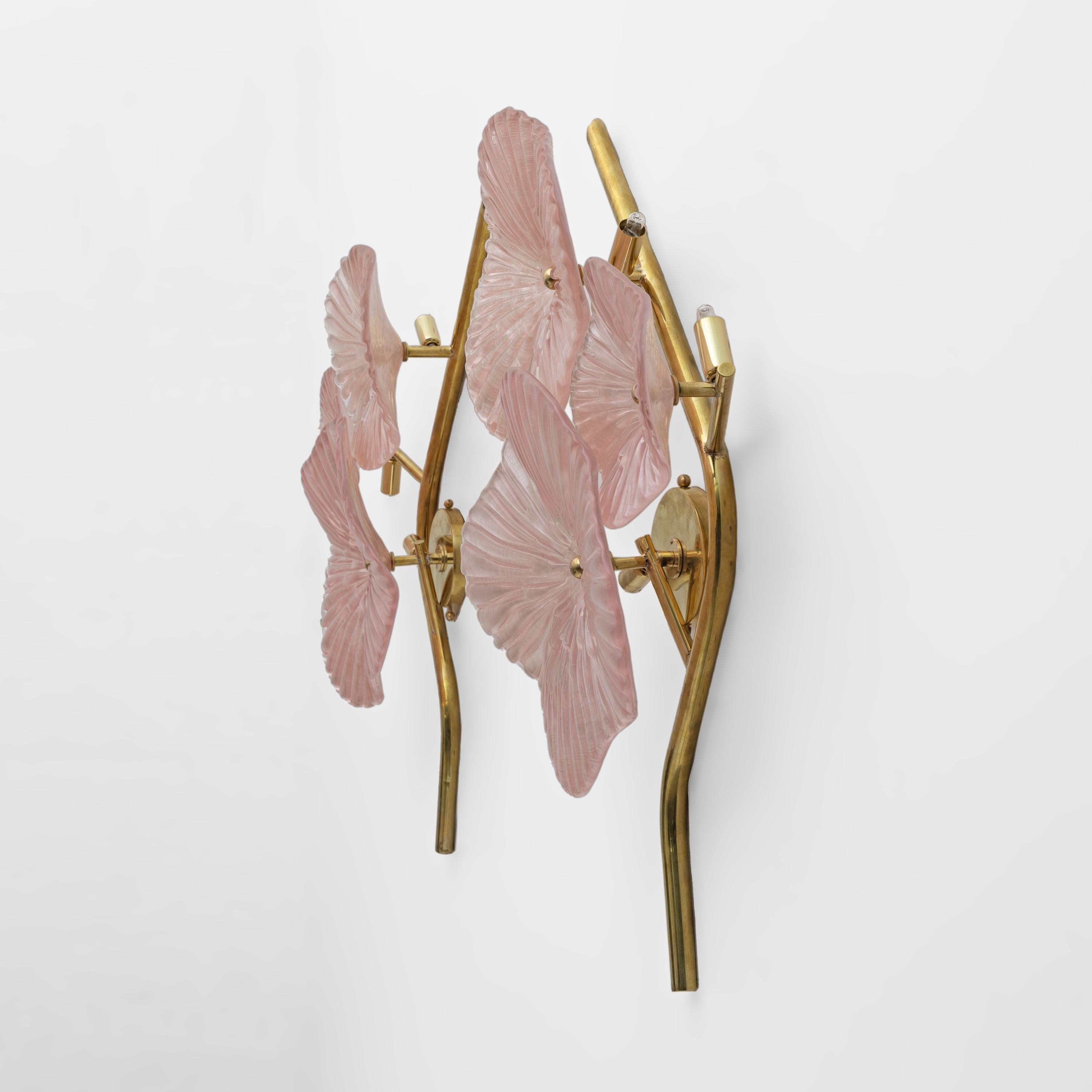 Paire d'appliques modernes en verre artistique de Murano rose nacré et laiton Bon état - En vente à Puglia, Puglia