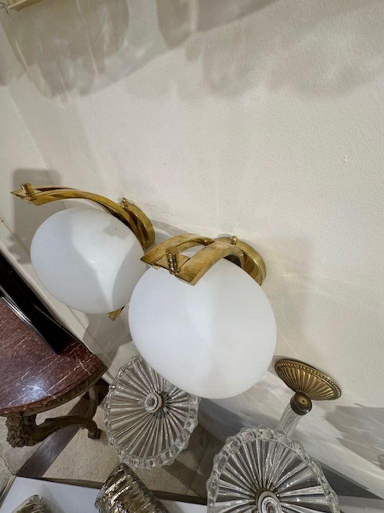 XXIe siècle et contemporain Paire d'appliques modernes en verre de Murano et laiton en forme de boule en vente