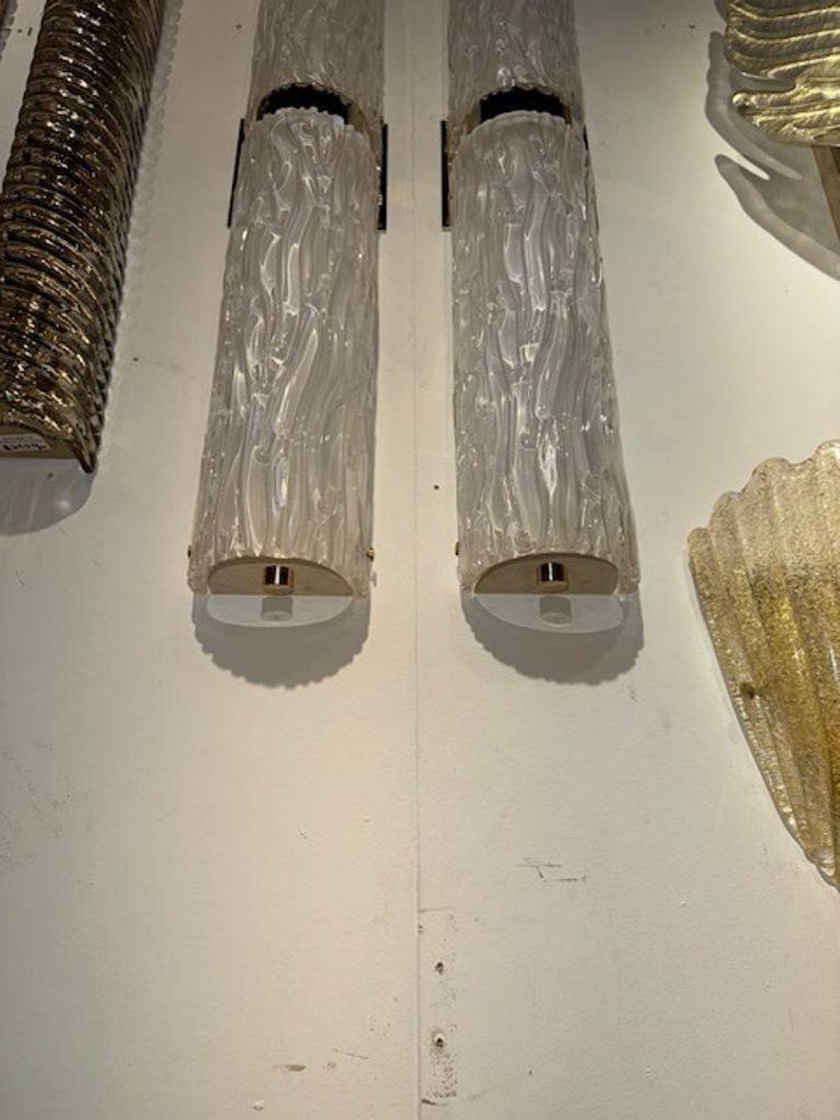 Pareja de modernos apliques de barril de latón y cristal de Murano Siglo XXI y contemporáneo en venta