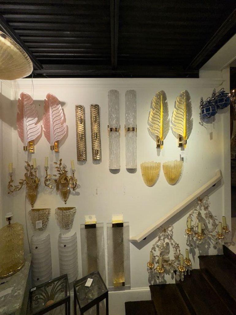 Pareja de modernos apliques de barril de latón y cristal de Murano Latón en venta