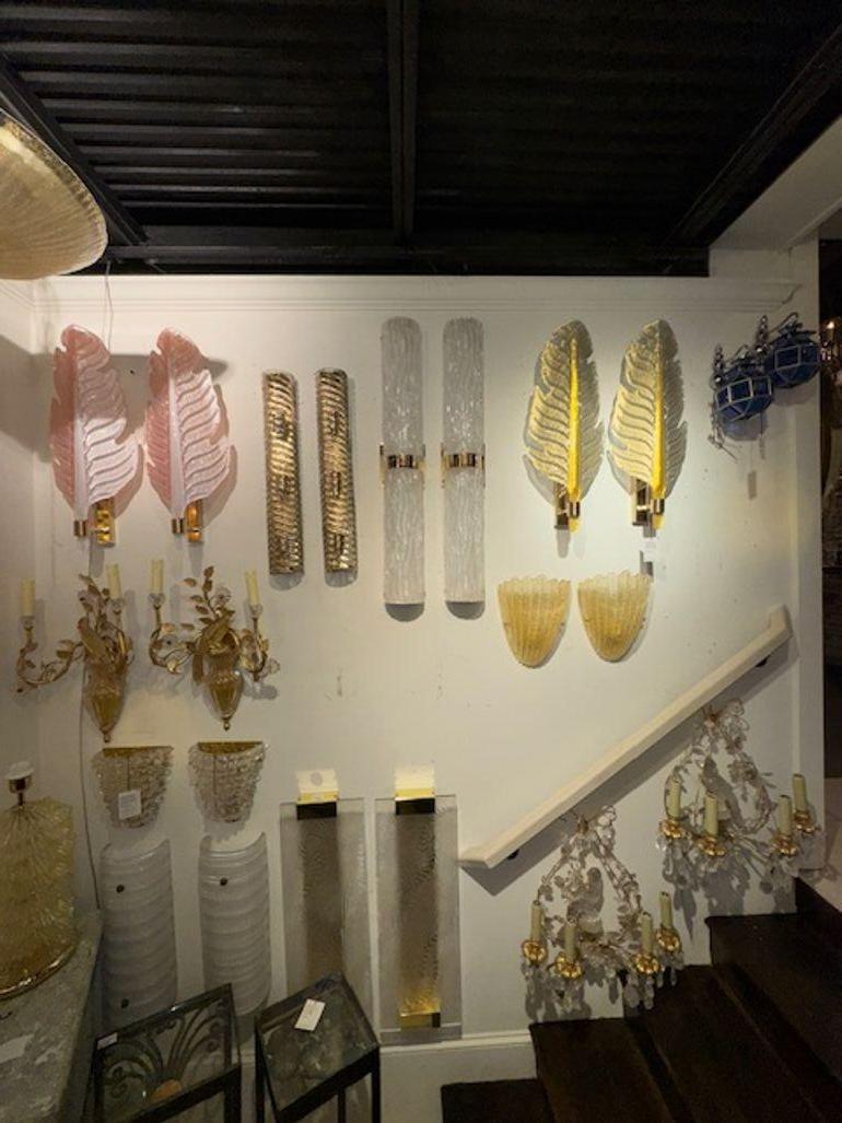 Pareja de modernos apliques de barril de latón y cristal de Murano en venta 1